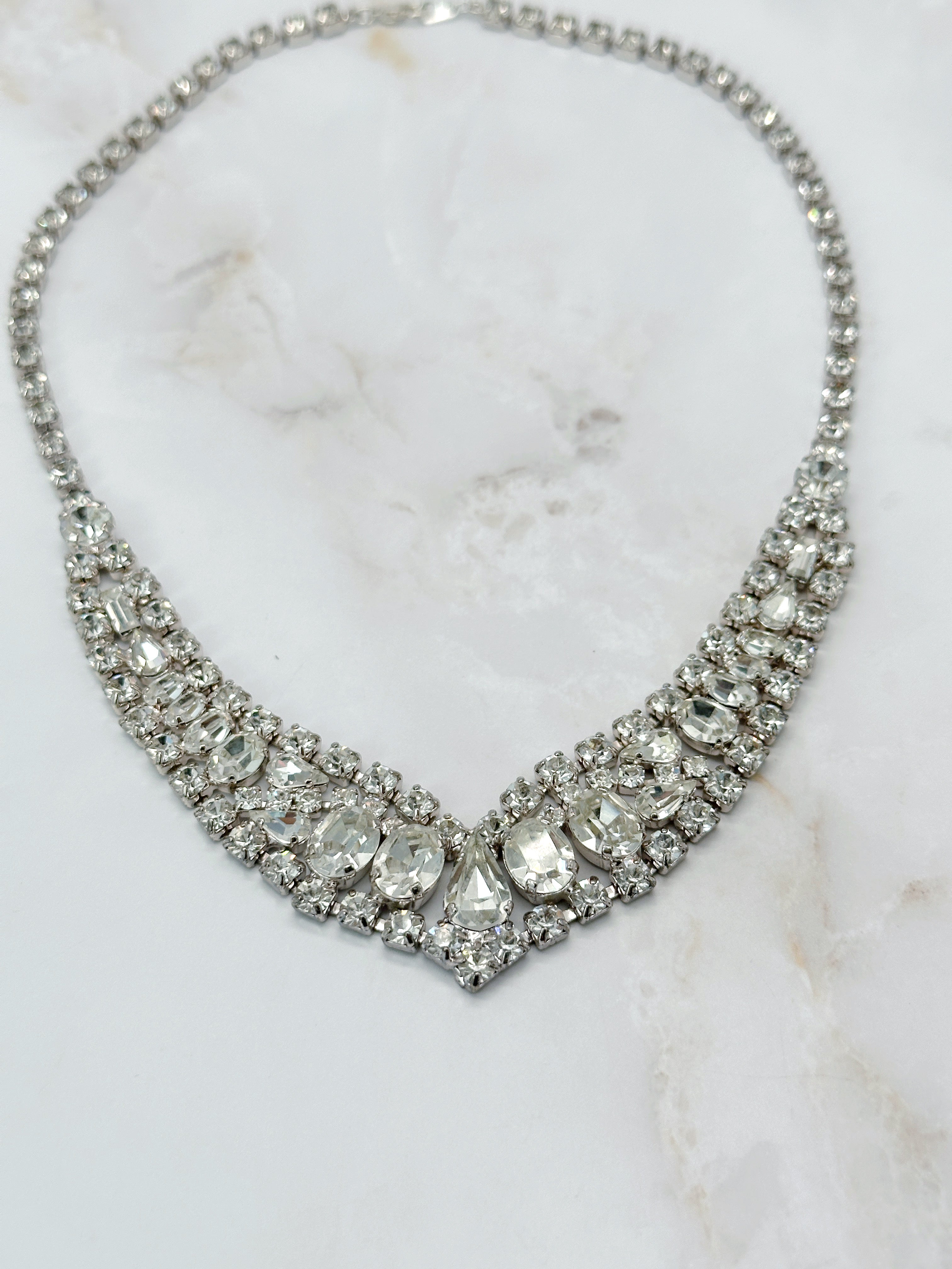 Besonderes Strass Collier mit ovalen und tropfenförmigen Steinen