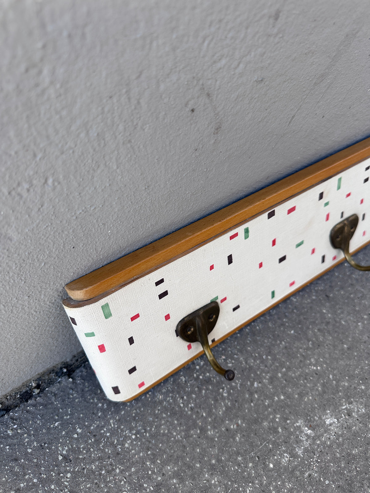 Vintage Garderobe mit buntem Muster und Messinghaken um 1950