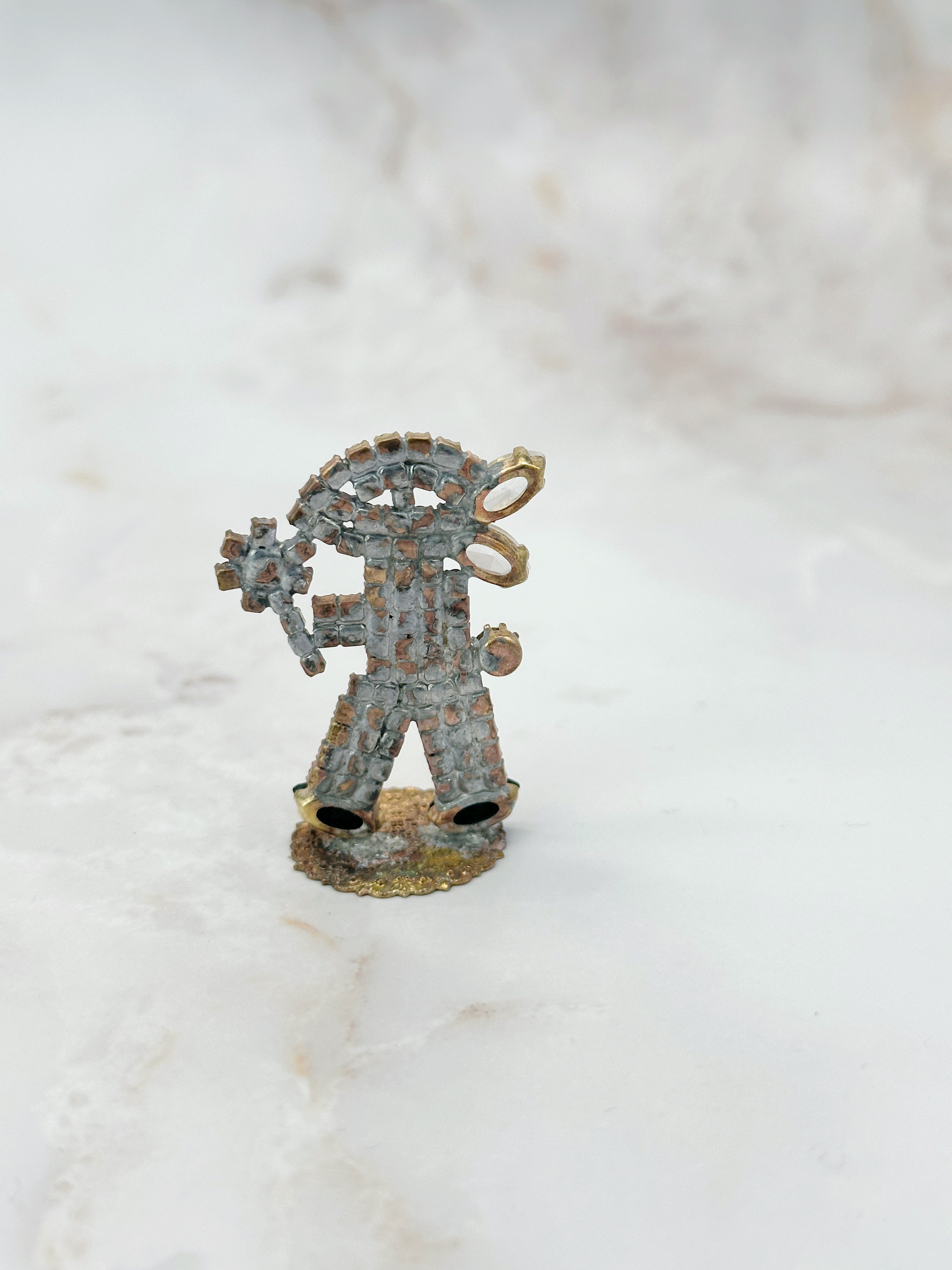 Handgefertigter Gablonzer Hase mit bunten Kristallen und grüner Blume