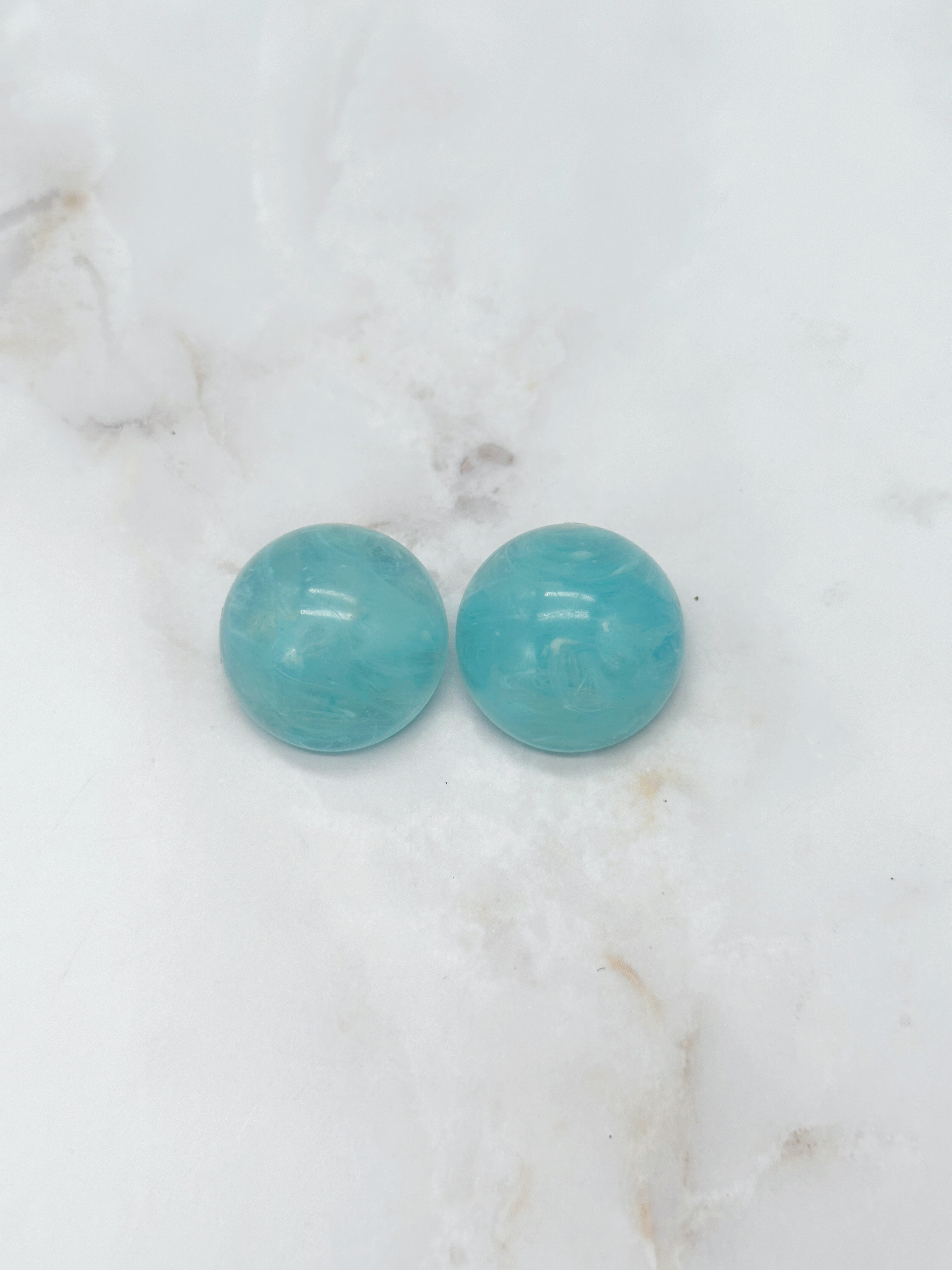 Runde Lucite Ohrclips in Türkis oder Eisblau