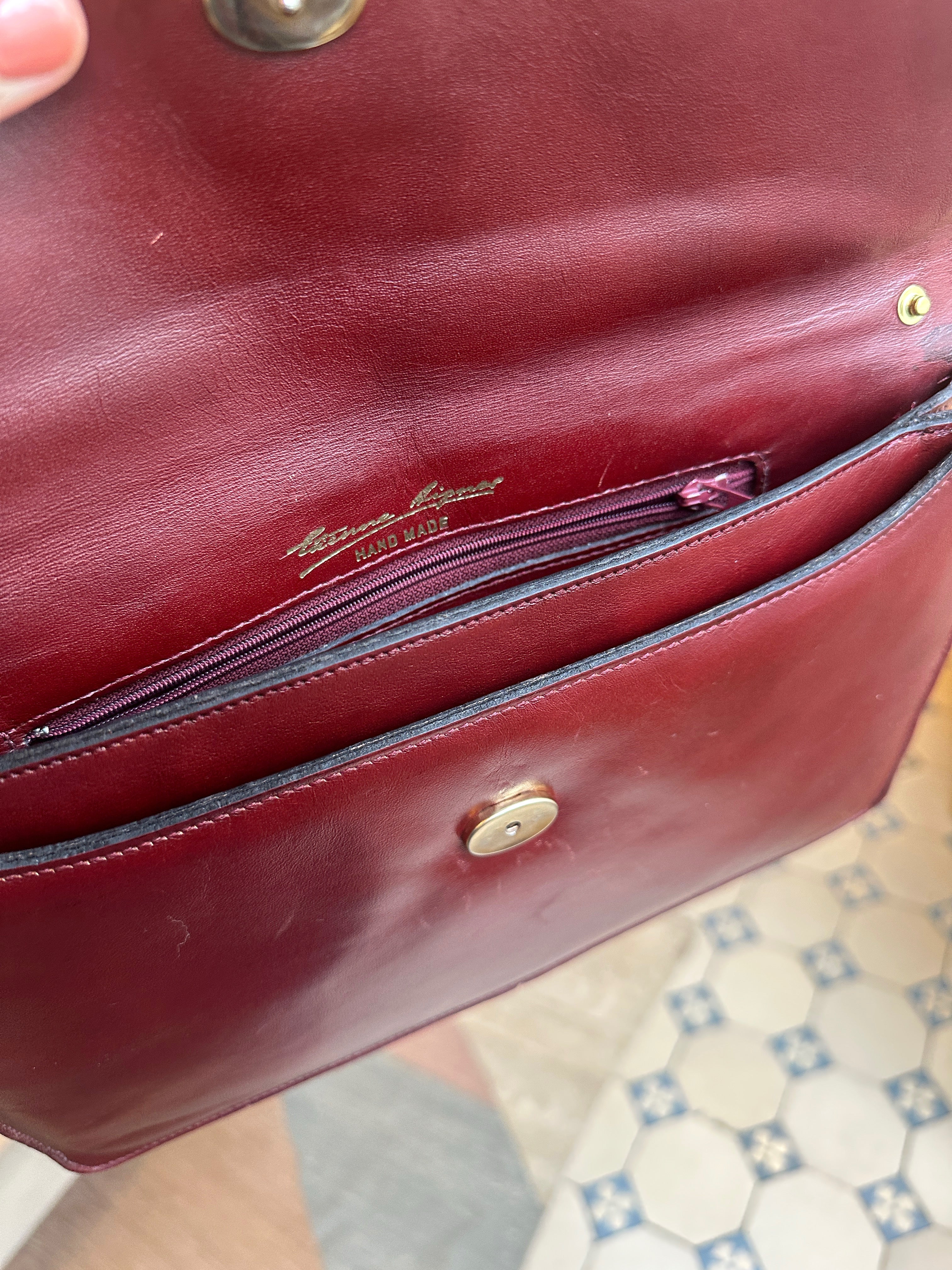 Etienne Aigner Vintage Clutch aus weinrotem Leder mit Hufeisen-Logo