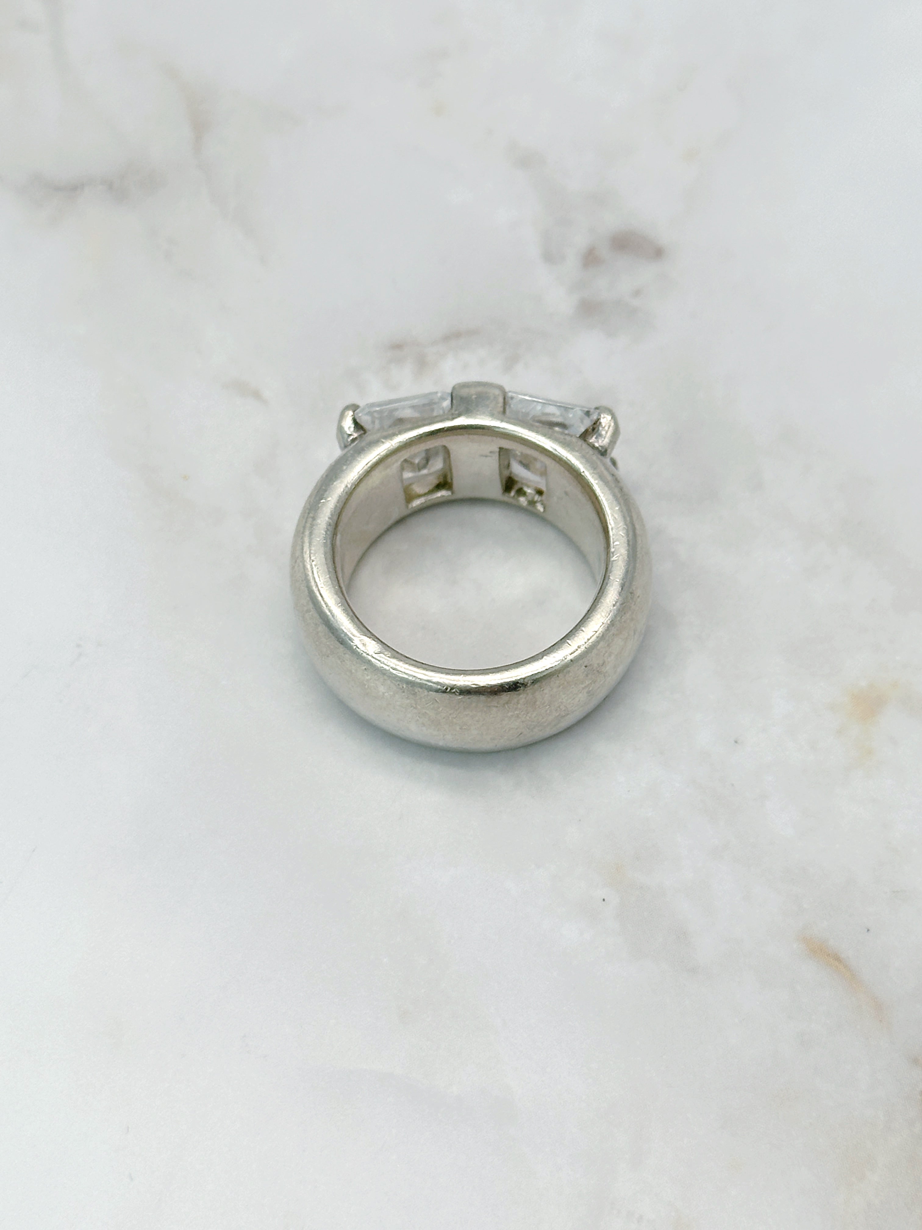 Eleganter Statement-Ring mit Zirkonia im Smaragdschliff
