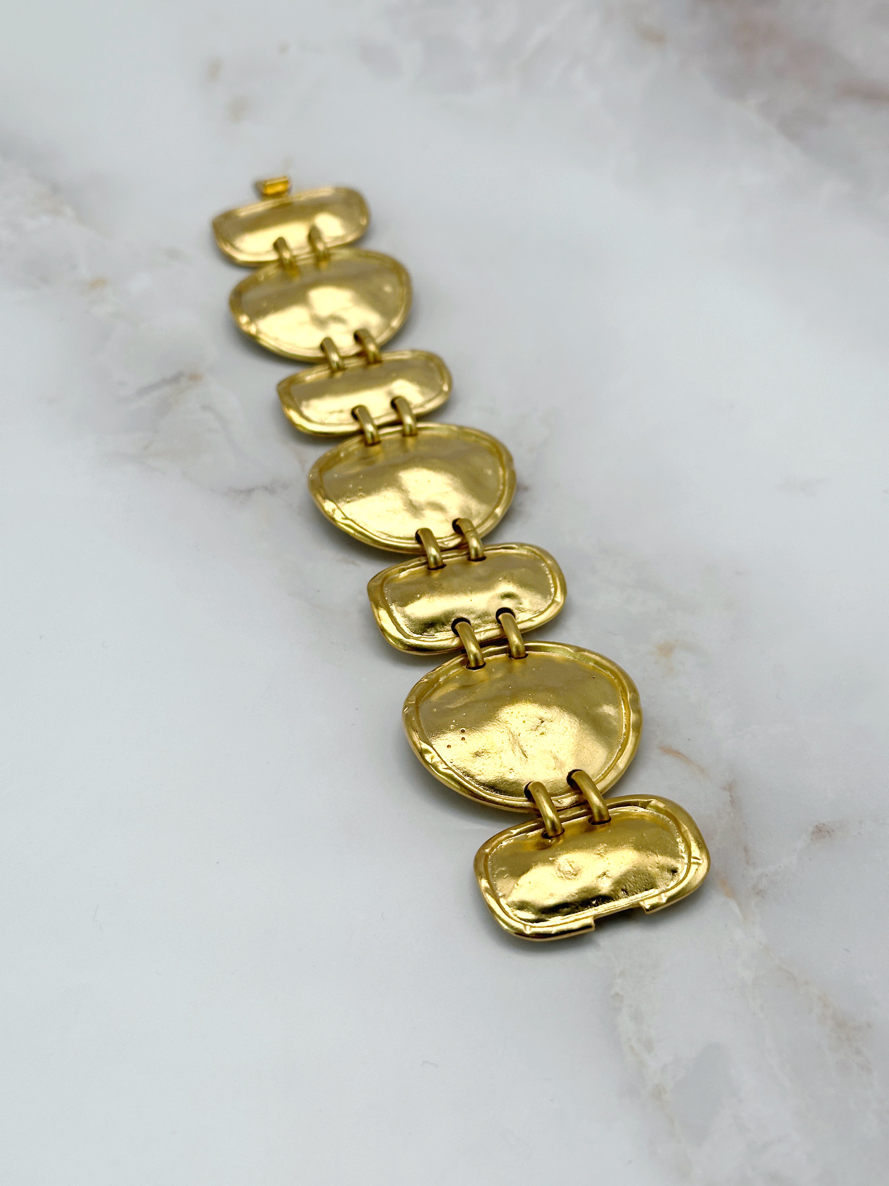 Signiertes Vintage Armband im griechischen Stil aus mattem Gold