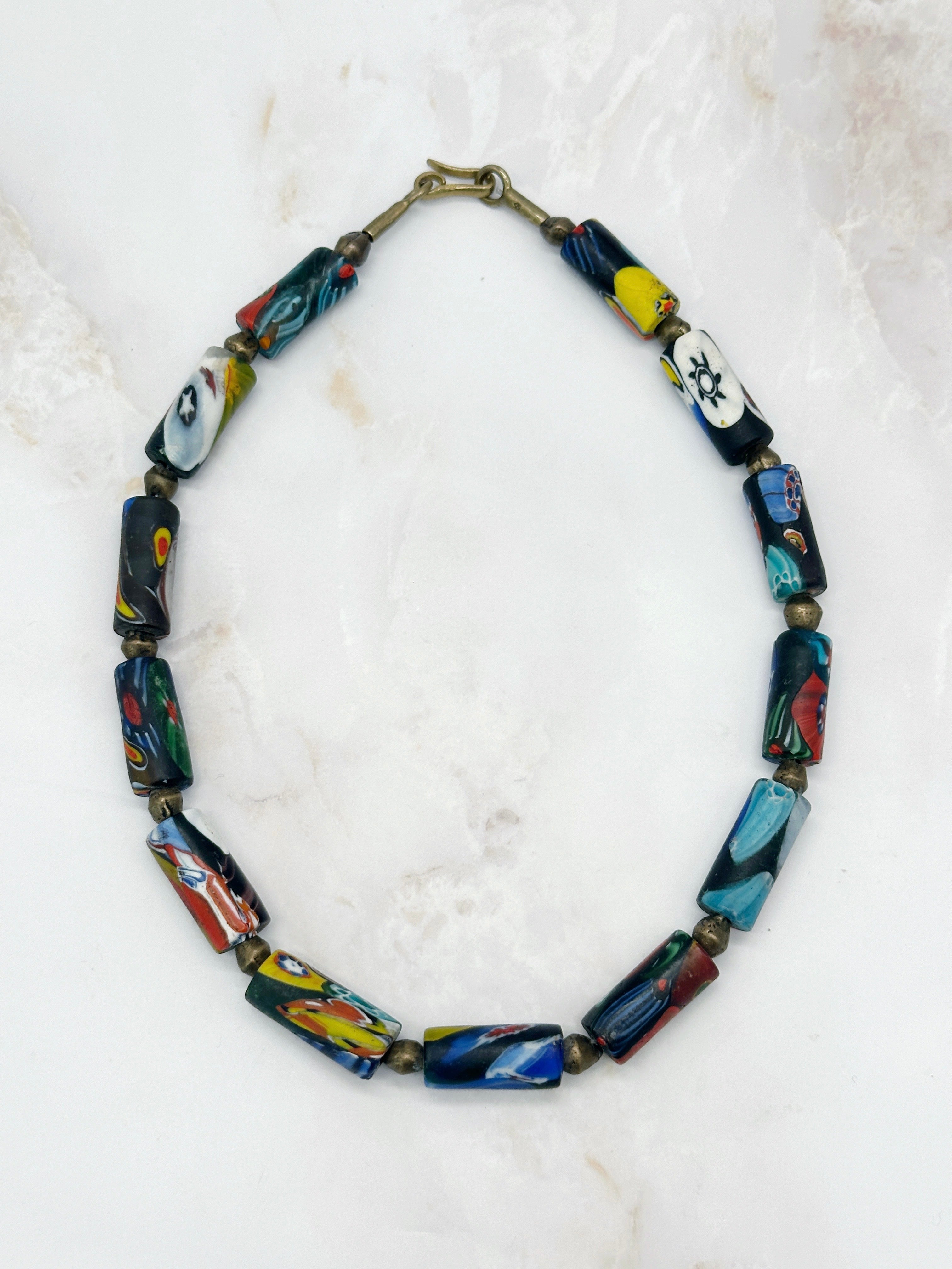 Halskette mit antiken Millefiori-Glasperlen
