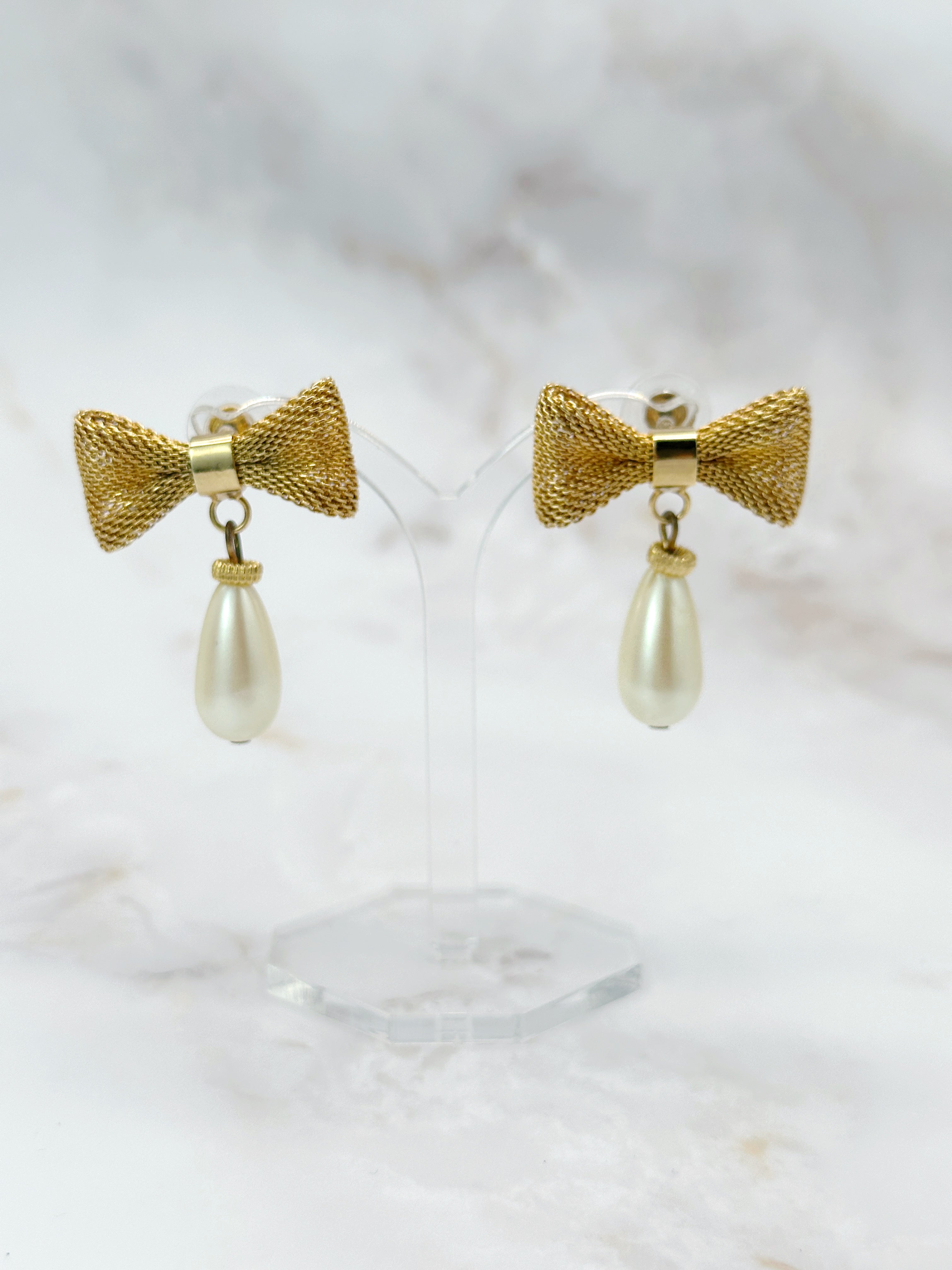 Elegante Vintage Ohrstecker mit Mesh-Design und Perlen-Tropfen, vergolde