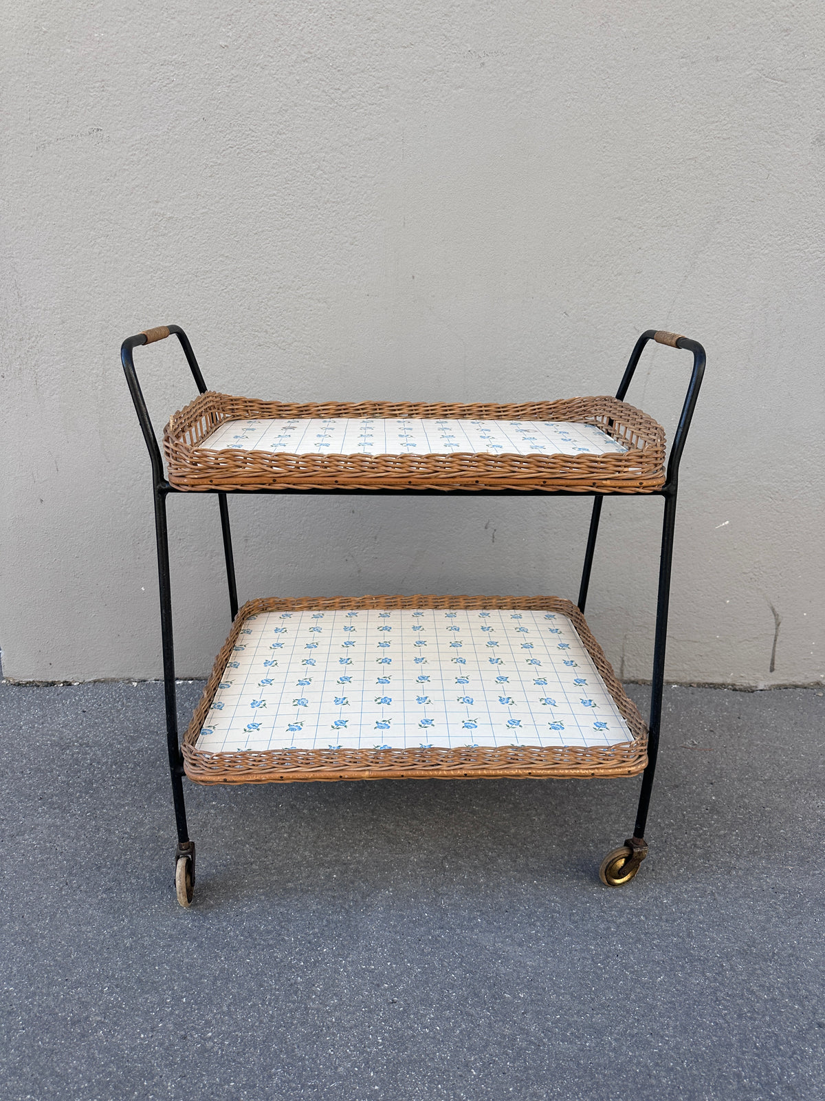 Mid-Century Servierwagen mit abnehmbaren Tabletts und Korbgeflecht