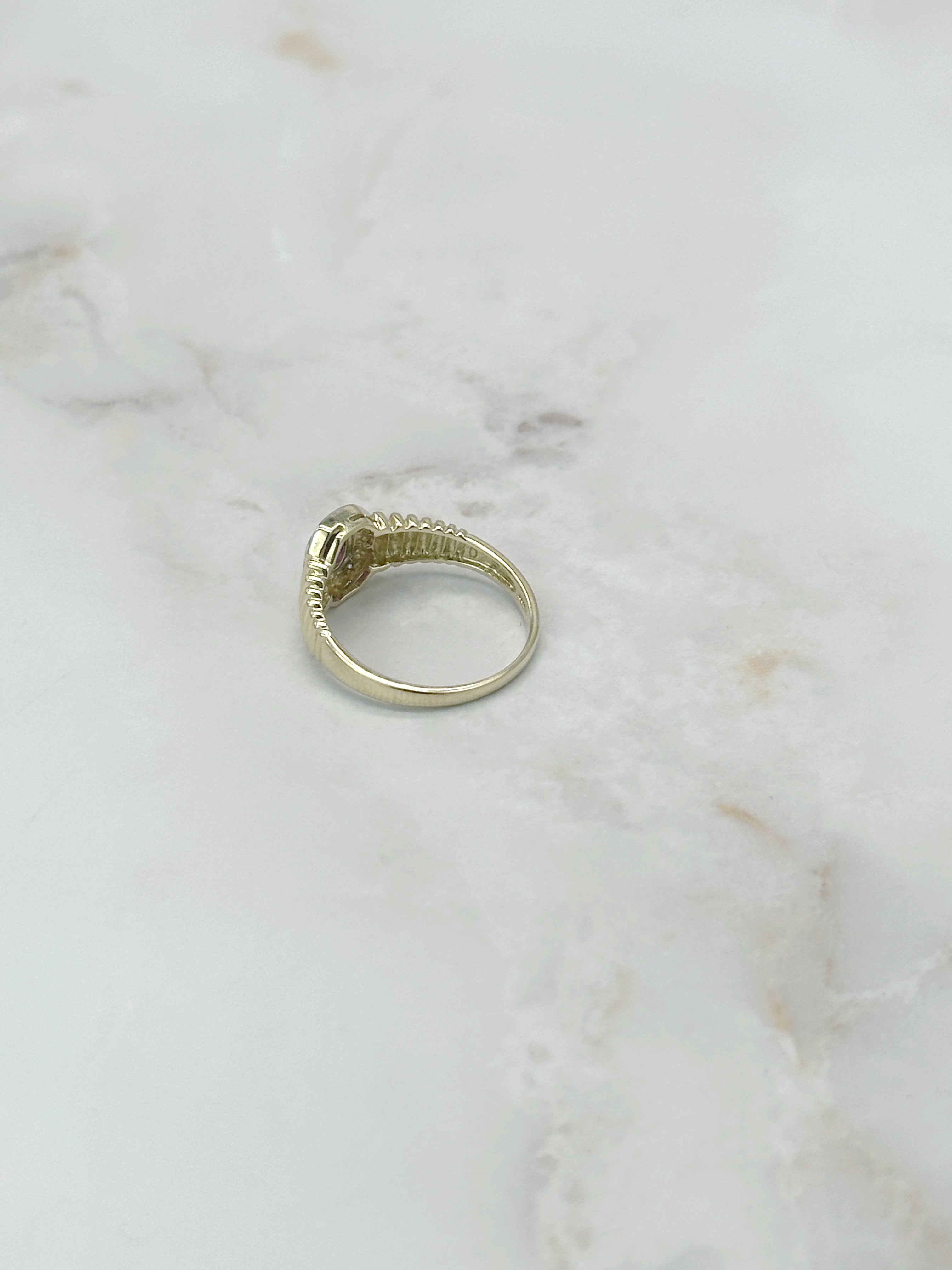 Vintage Ring in 585 Gelbgold mit ovalem Rubin und Diamanten