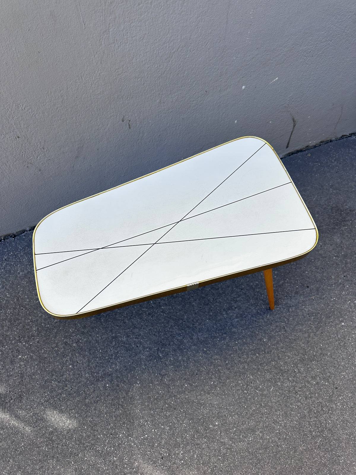 Mid-Century Hocker mit schwarz-weißer Resopalplatte