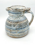 Vintage Keramikkrug mit weiß-blau-brauner Glasur von 1988