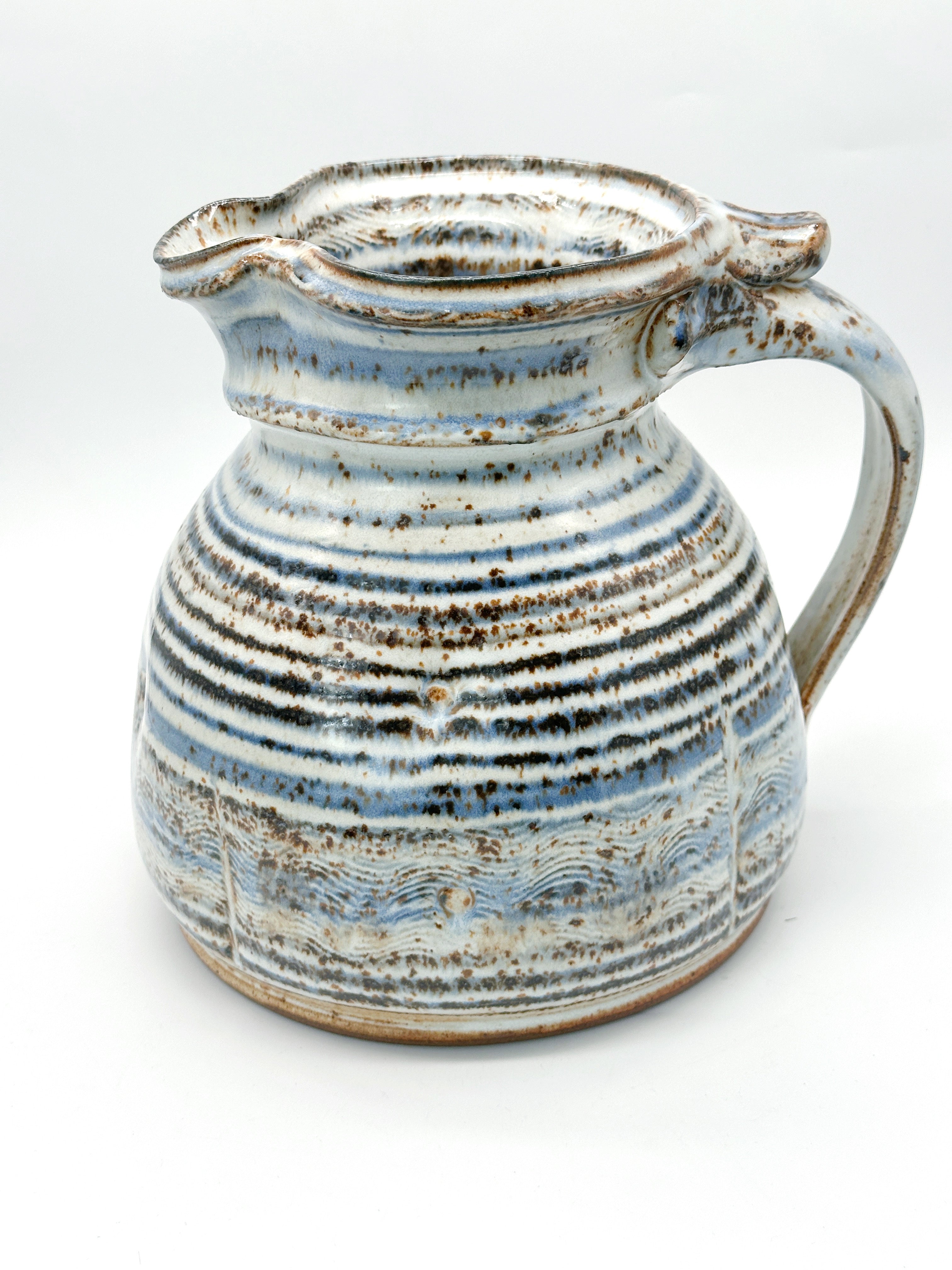 Vintage Keramikkrug mit weiß-blau-brauner Glasur von 1988