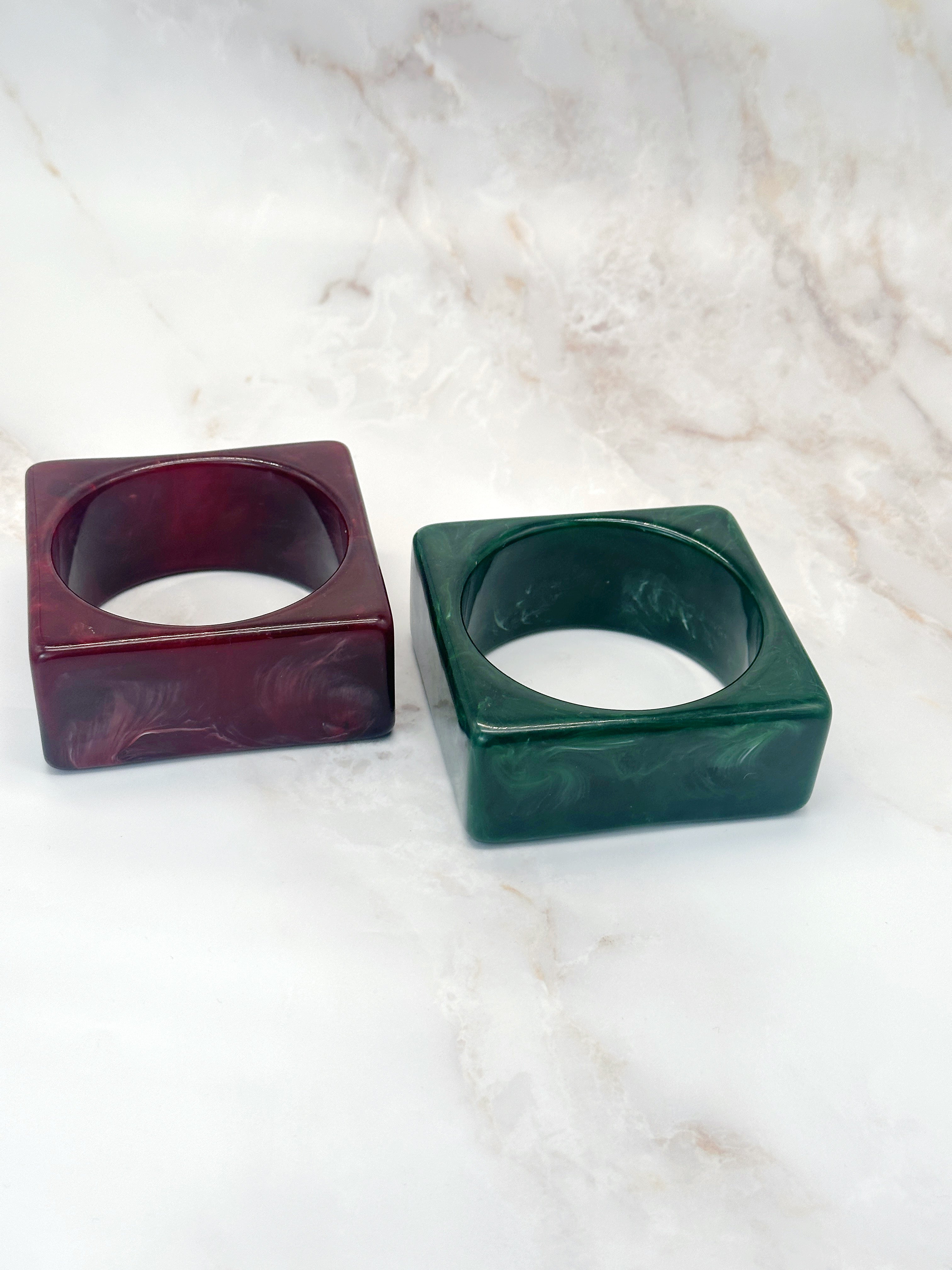 Eckiger Vintage Armreif aus Resin in Grün oder Weinrot