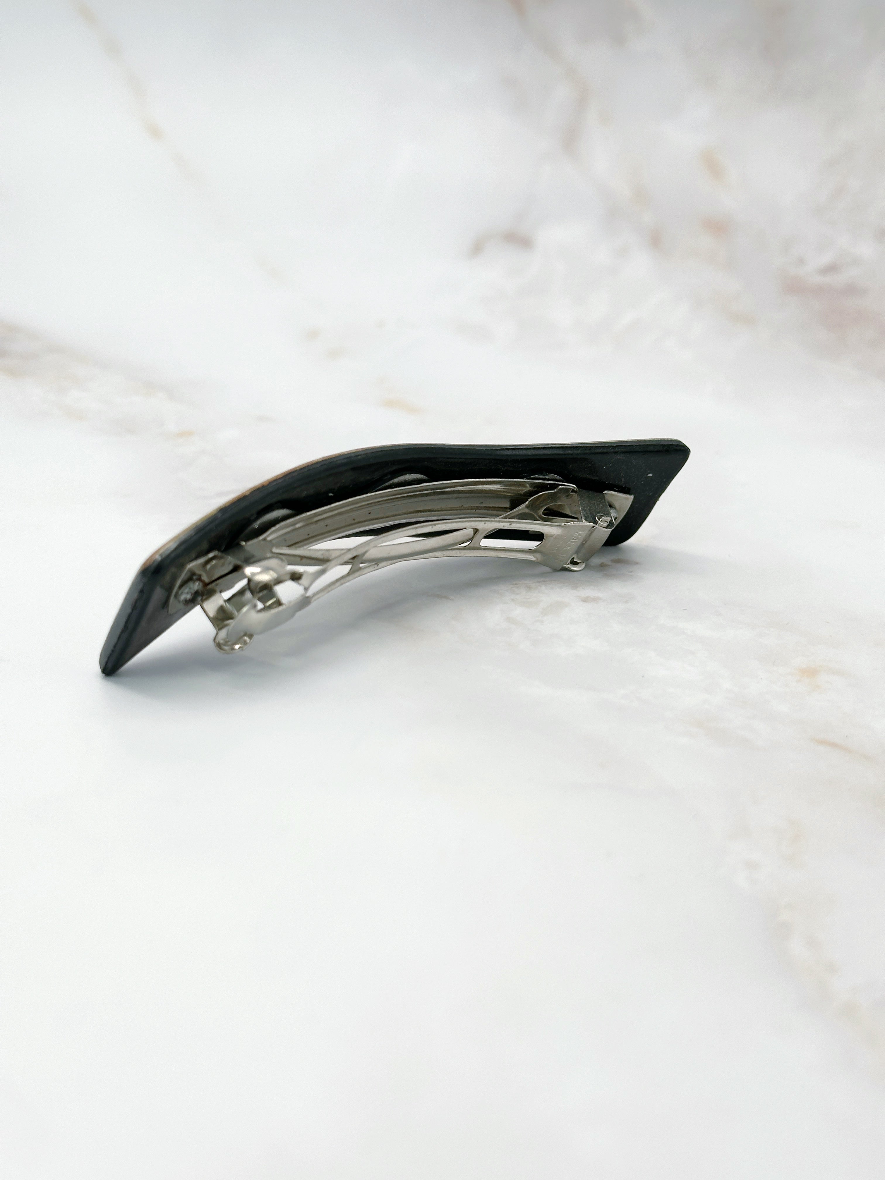 Sparkling wave-shaped hair clip with rhinestones