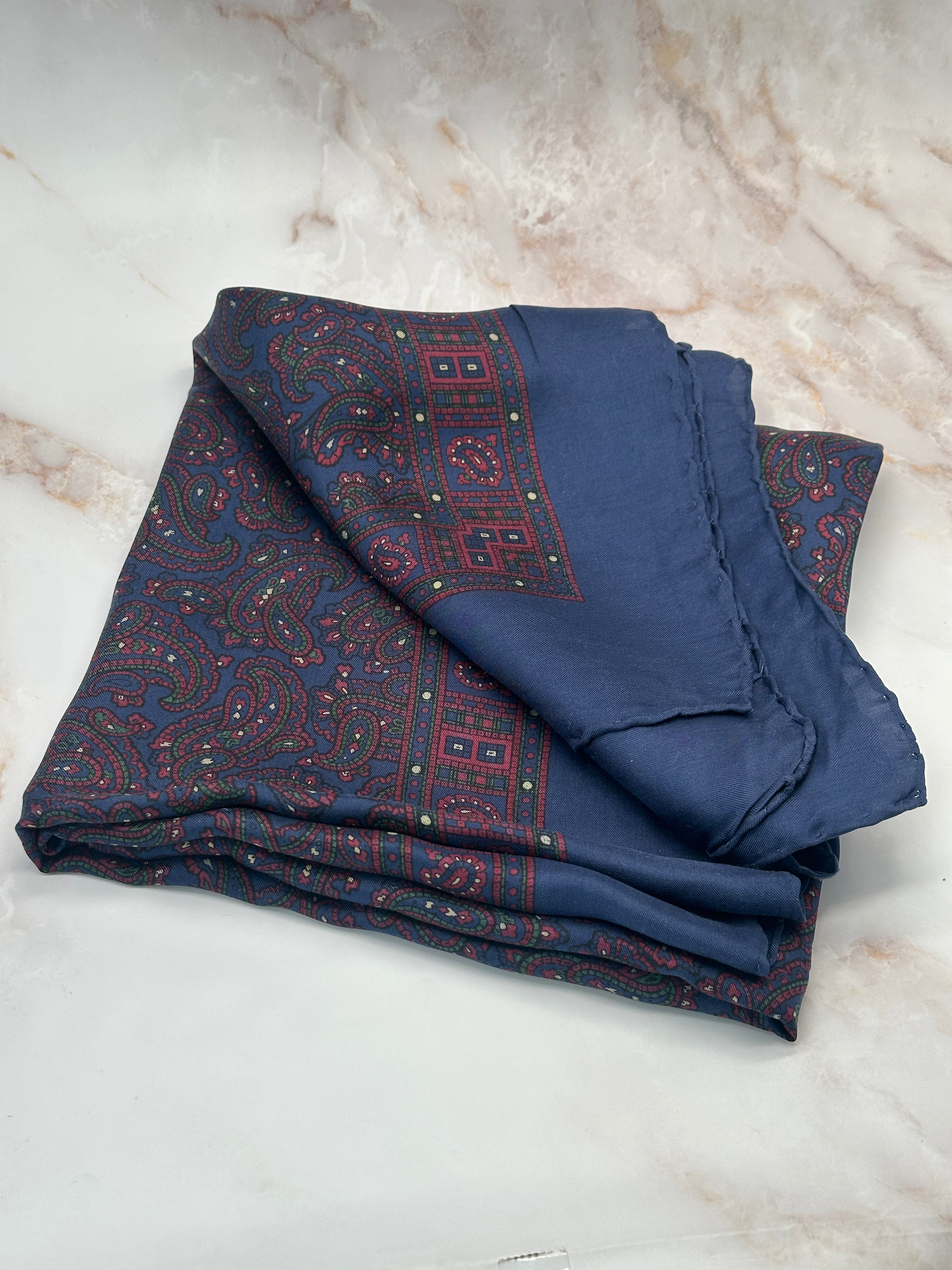 Klassisches Seidentuch mit Paisley-Muster in Dunkelblau und Rot