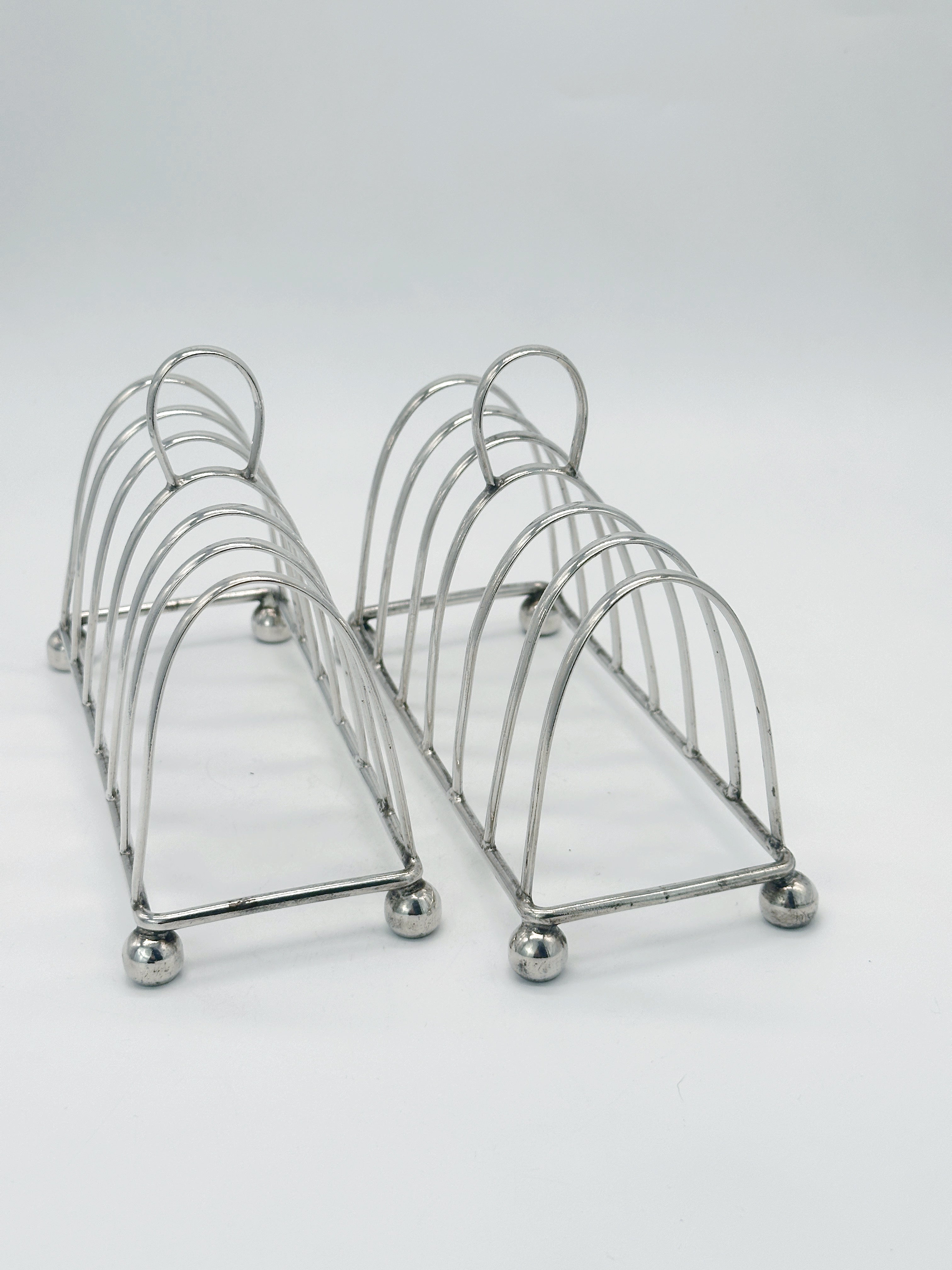 Seltenes Set aus zwei versilberten Toastständern England um 1930