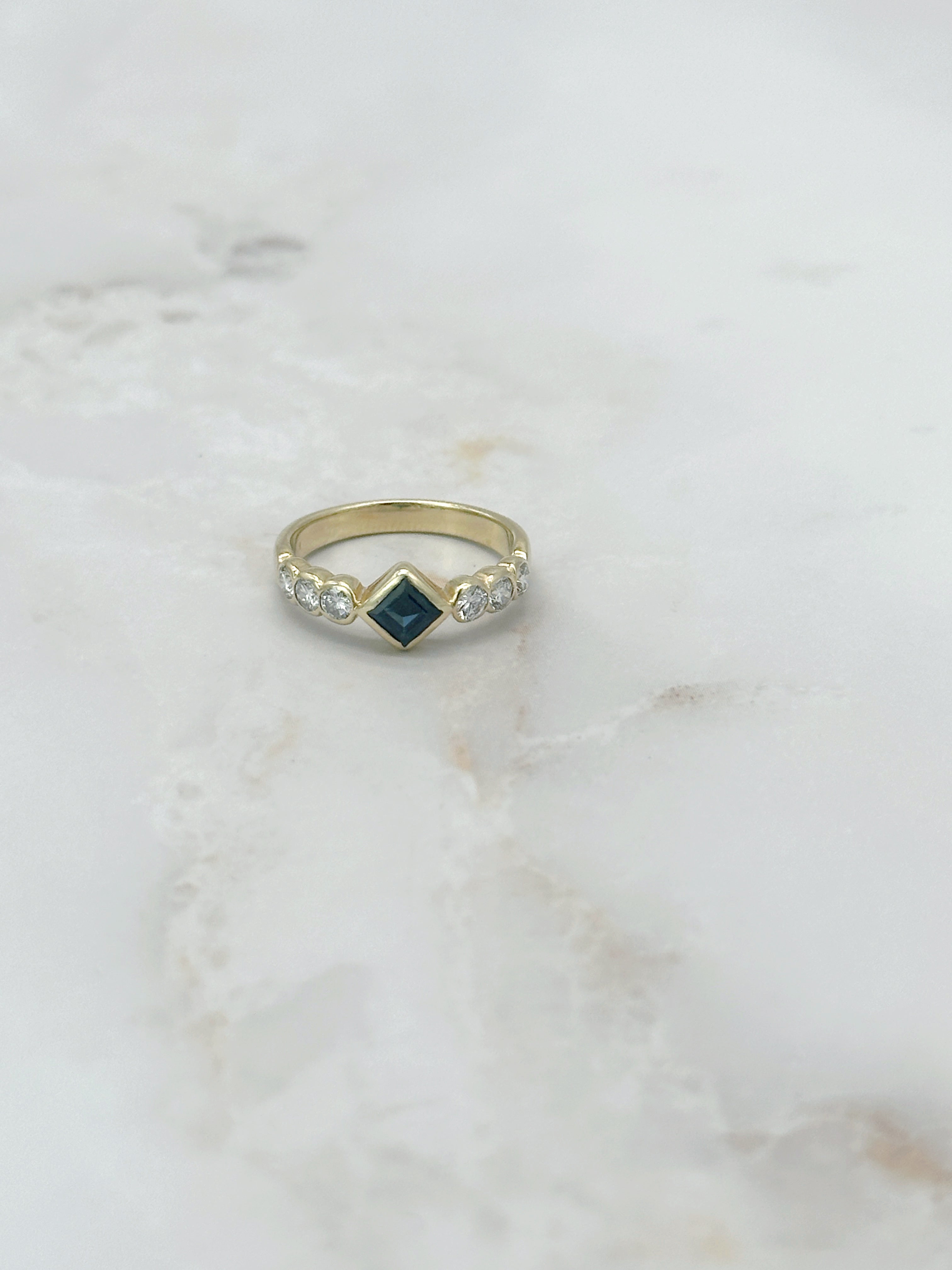 Vintage Ring in 750 Gelbgold mit quadratischem Saphir und Diamanten