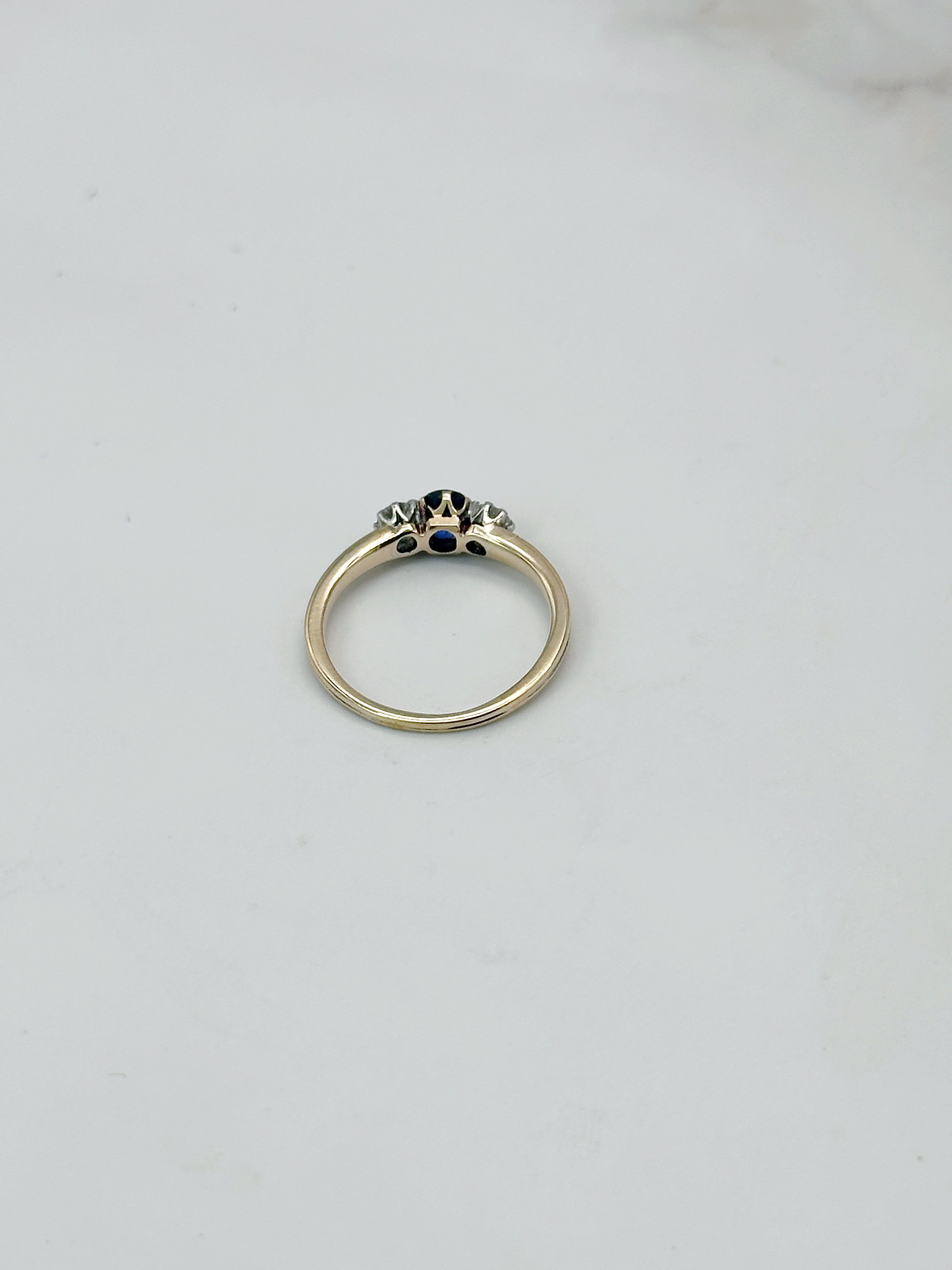 Eleganter Vintage Goldring mit Saphir und Altschliff-Diamanten