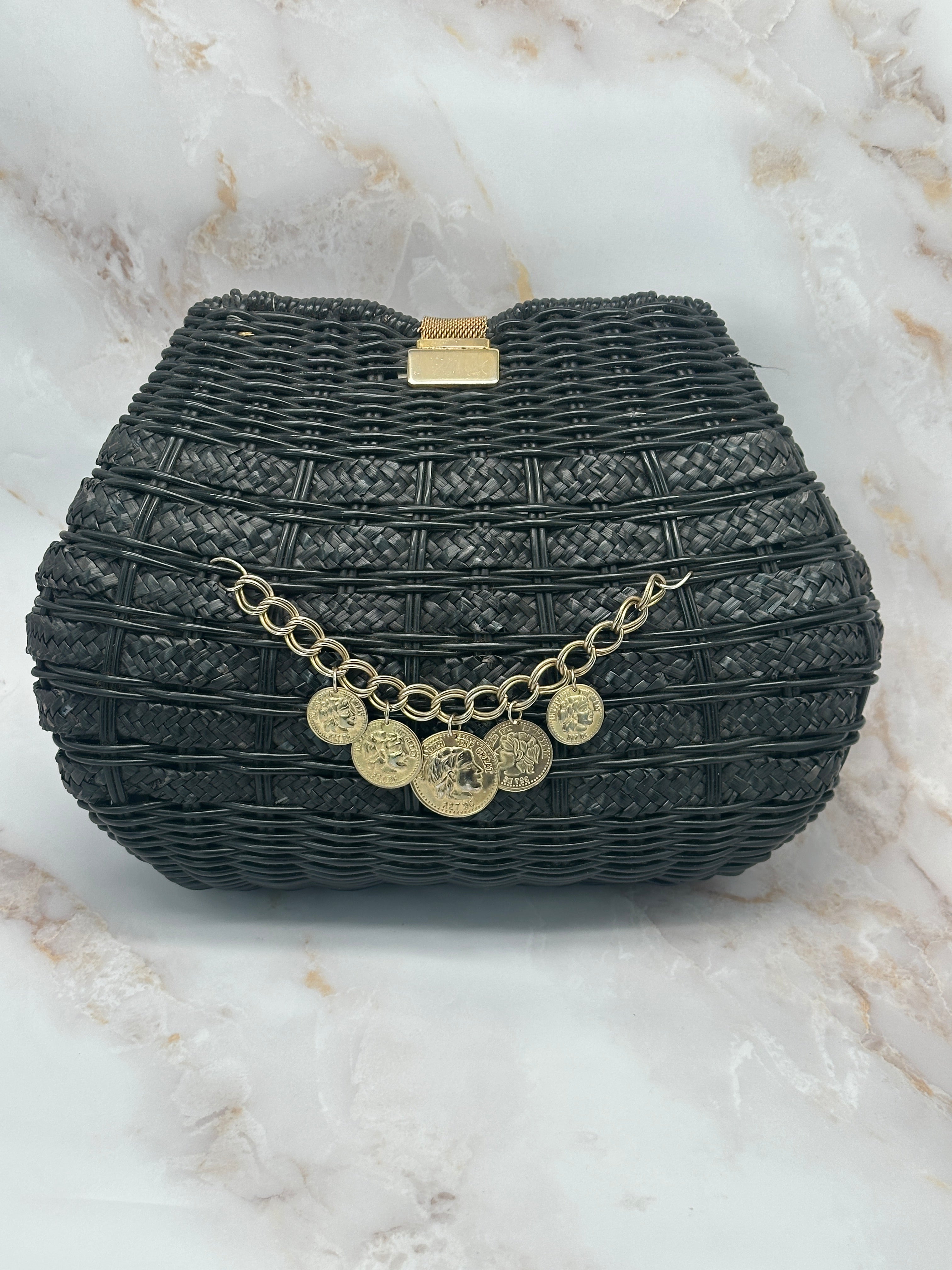 Schwarze geflochtene Vintage Handtasche mit vergoldeten Münzen