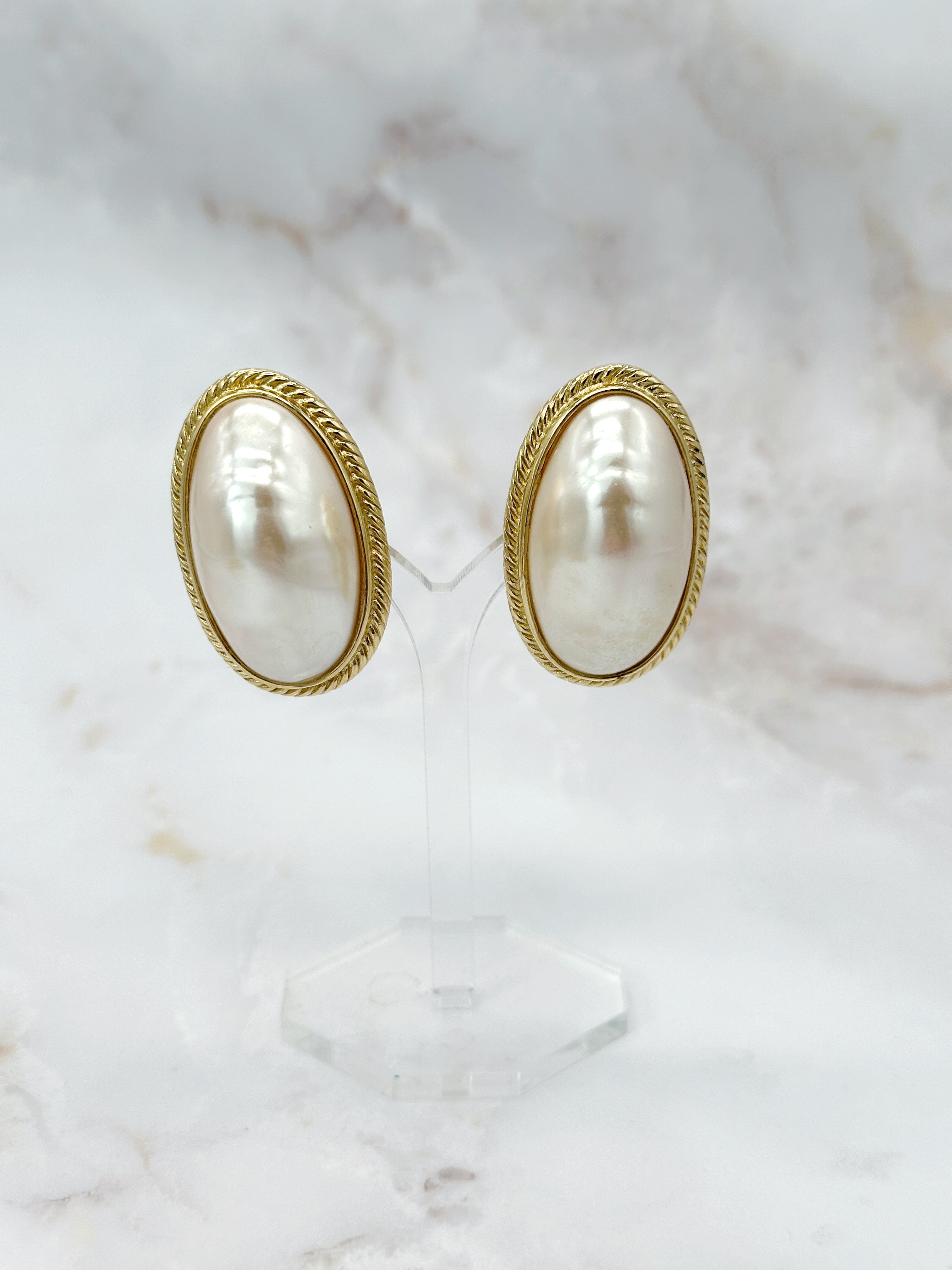 Signierte Givenchy Vintage Ohrclips mit Barockperlen um 1980