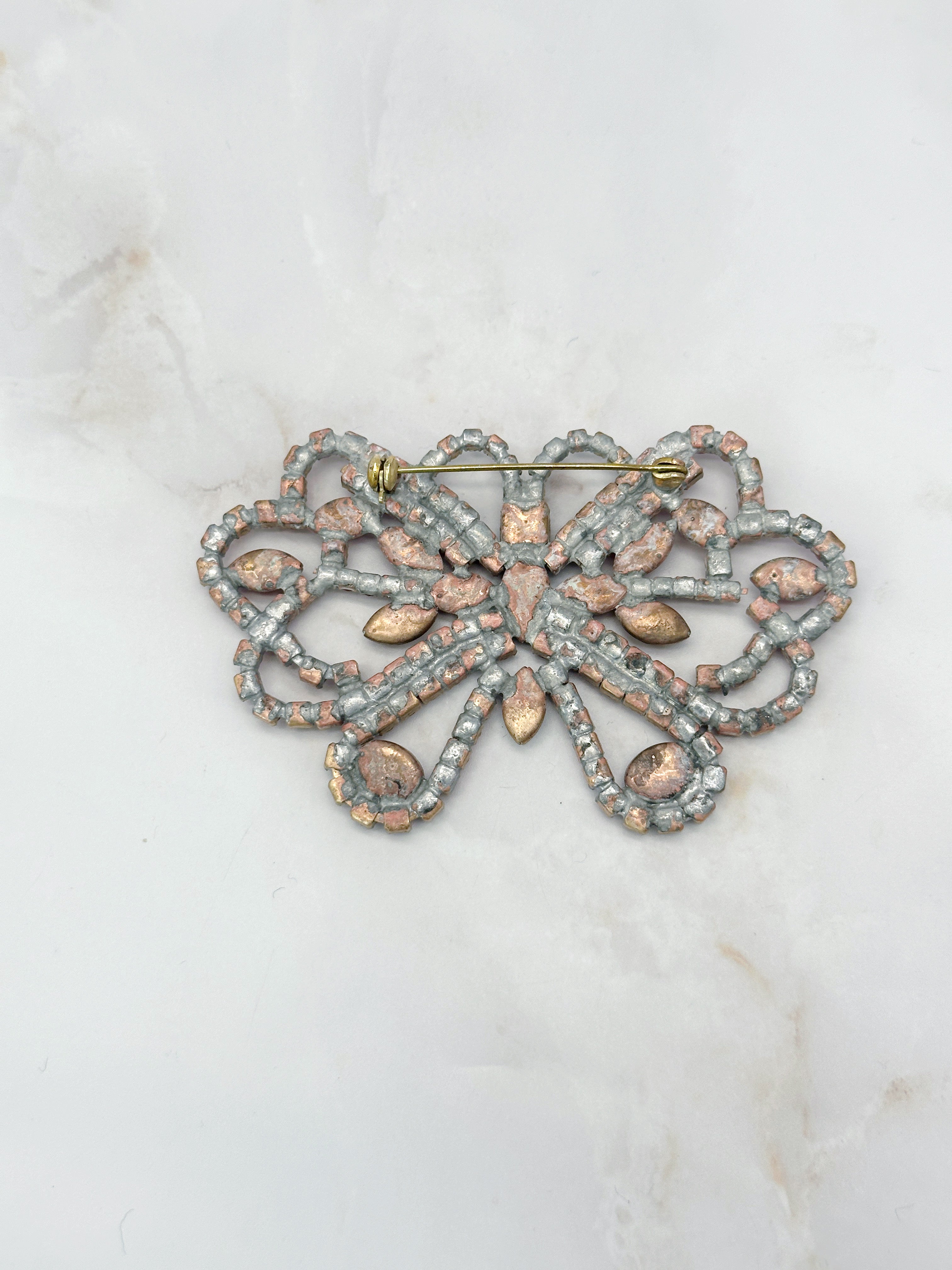 Farbgewaltige Gablonzer Schmetterlingsbrosche in Rot und Grün