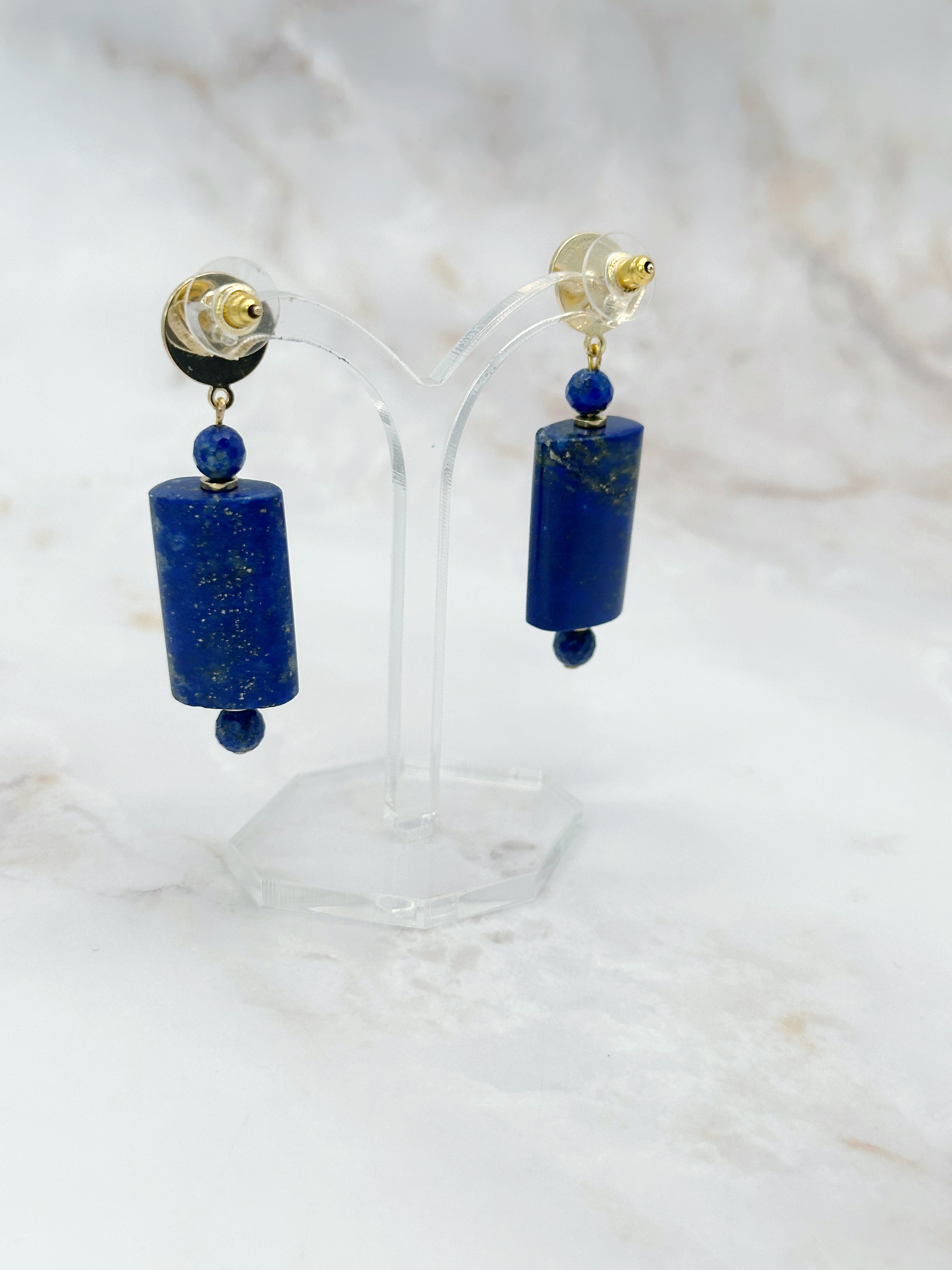 Ohrgehänge mit Lapislazuli in eckiger Form