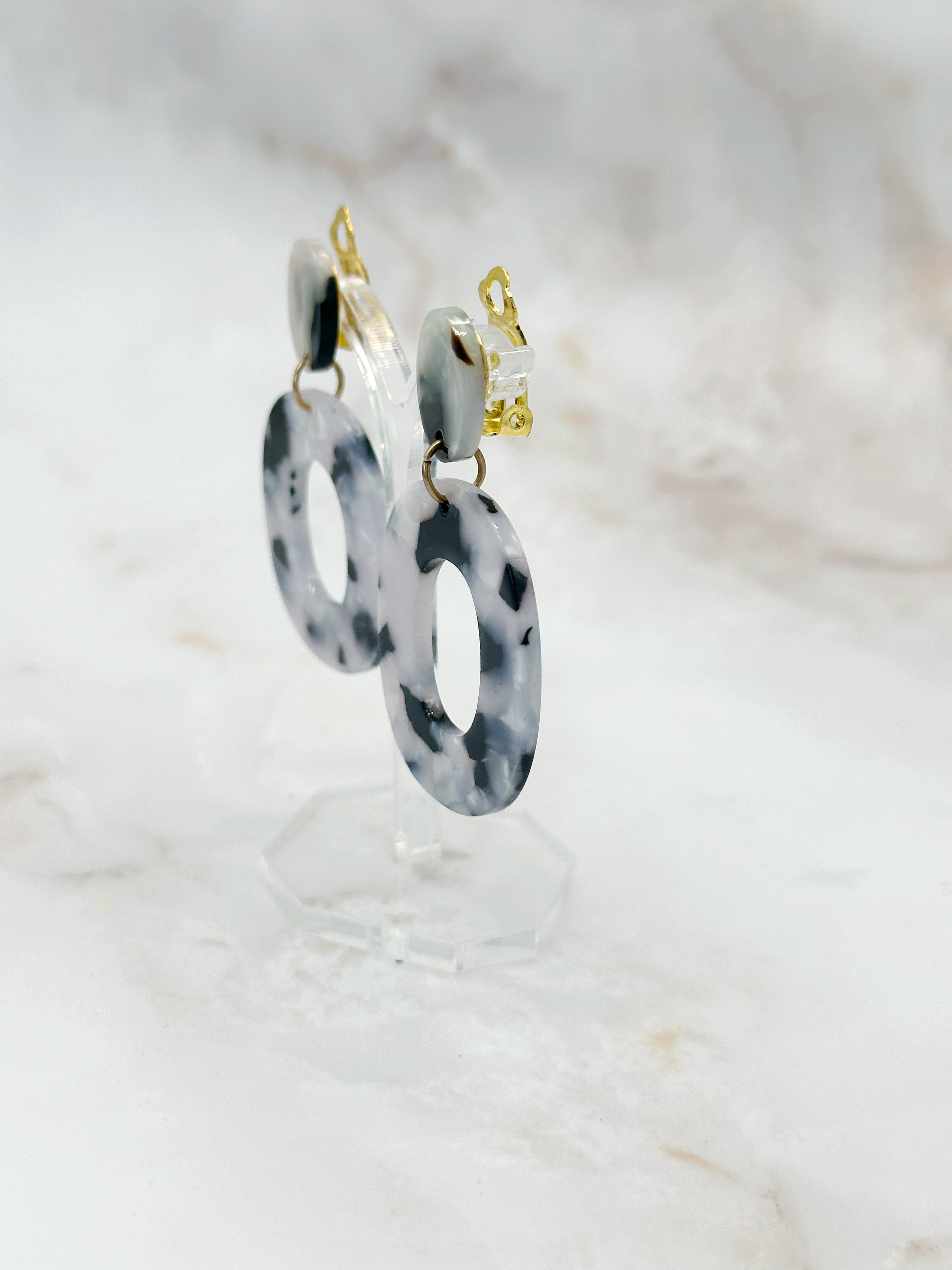 Vintage Statement-Ohrclips aus Acryl in Schwarz-Weiß