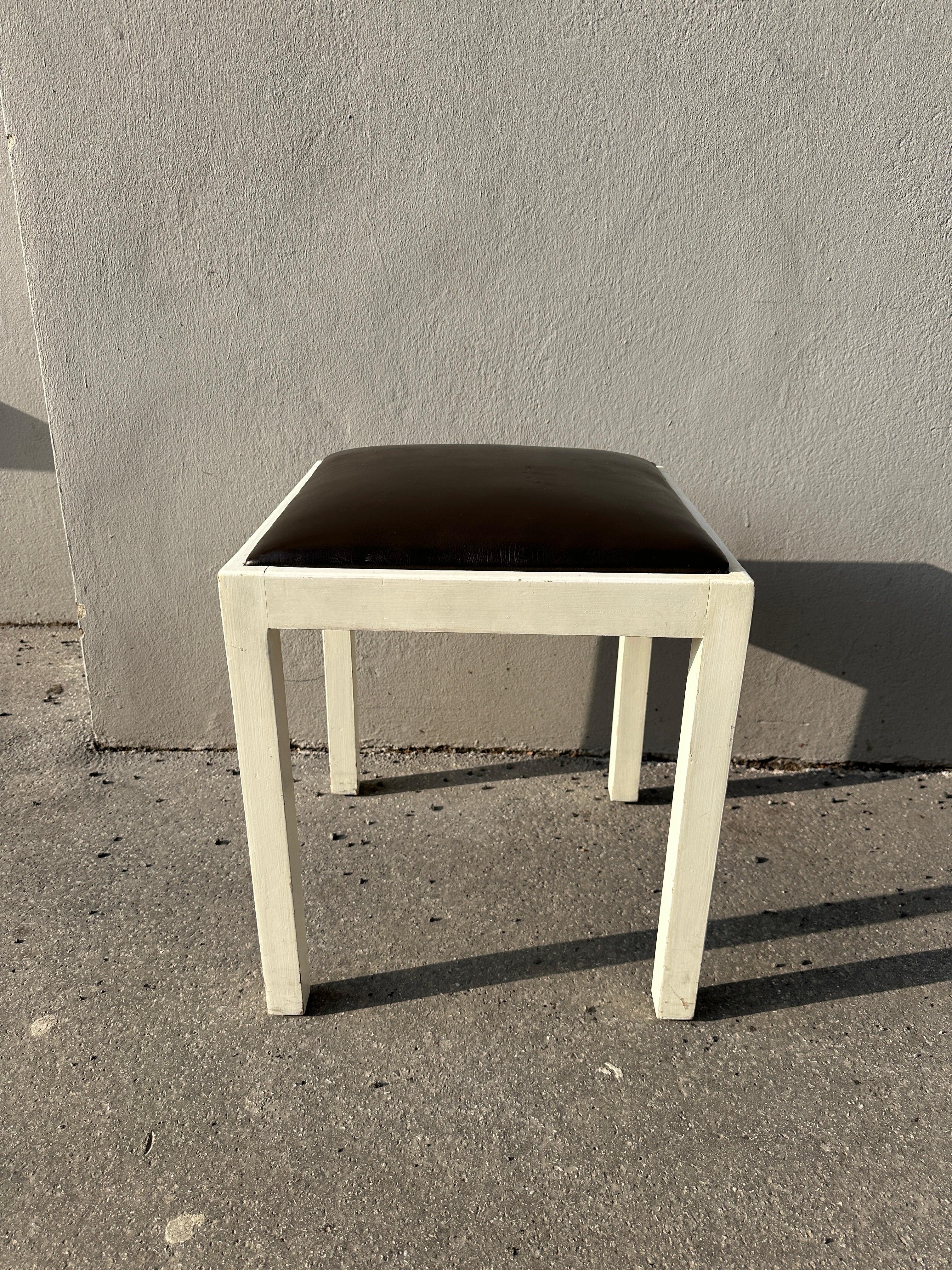 Weißer Holz-Hocker quadratisch mit dunkelbraunem Lederpolster