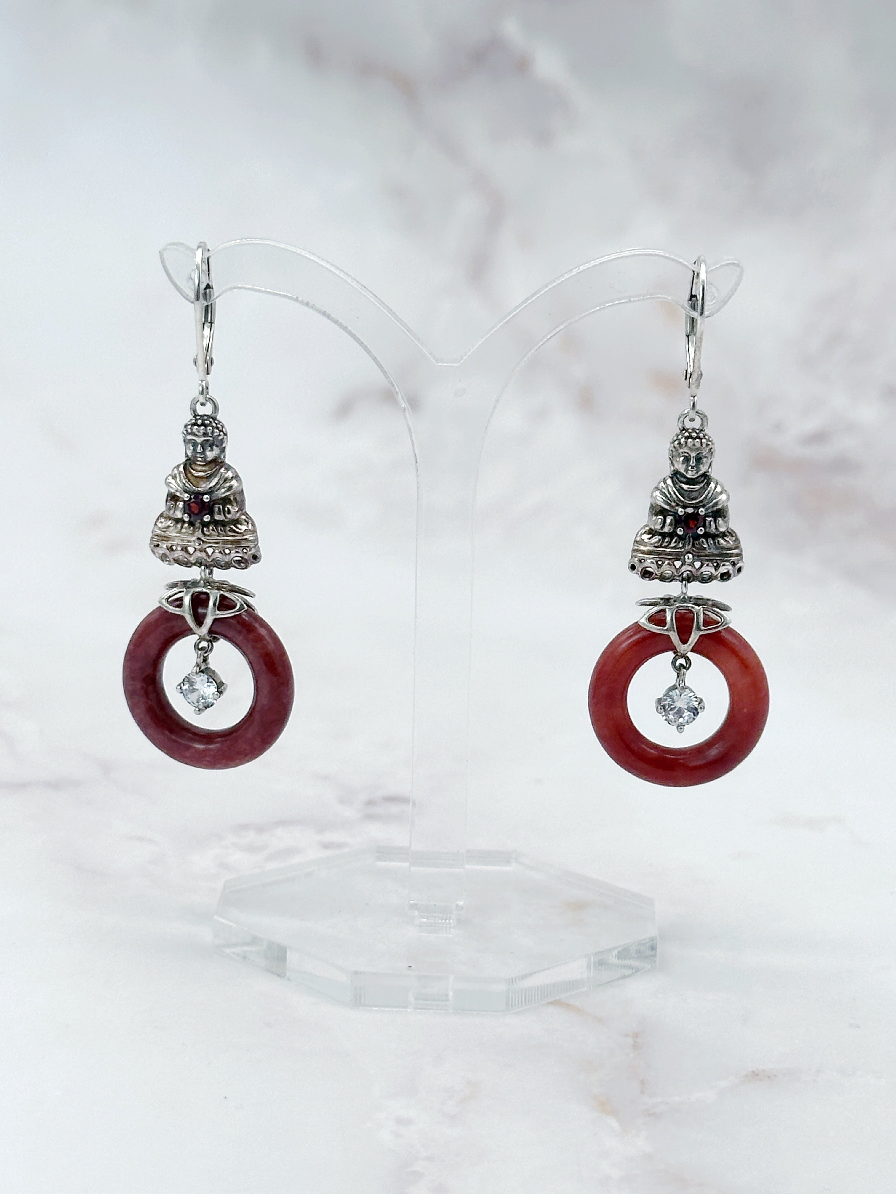 Ohrgehänge aus 925 Silber mit Buddha-Motiv und roter Jade
