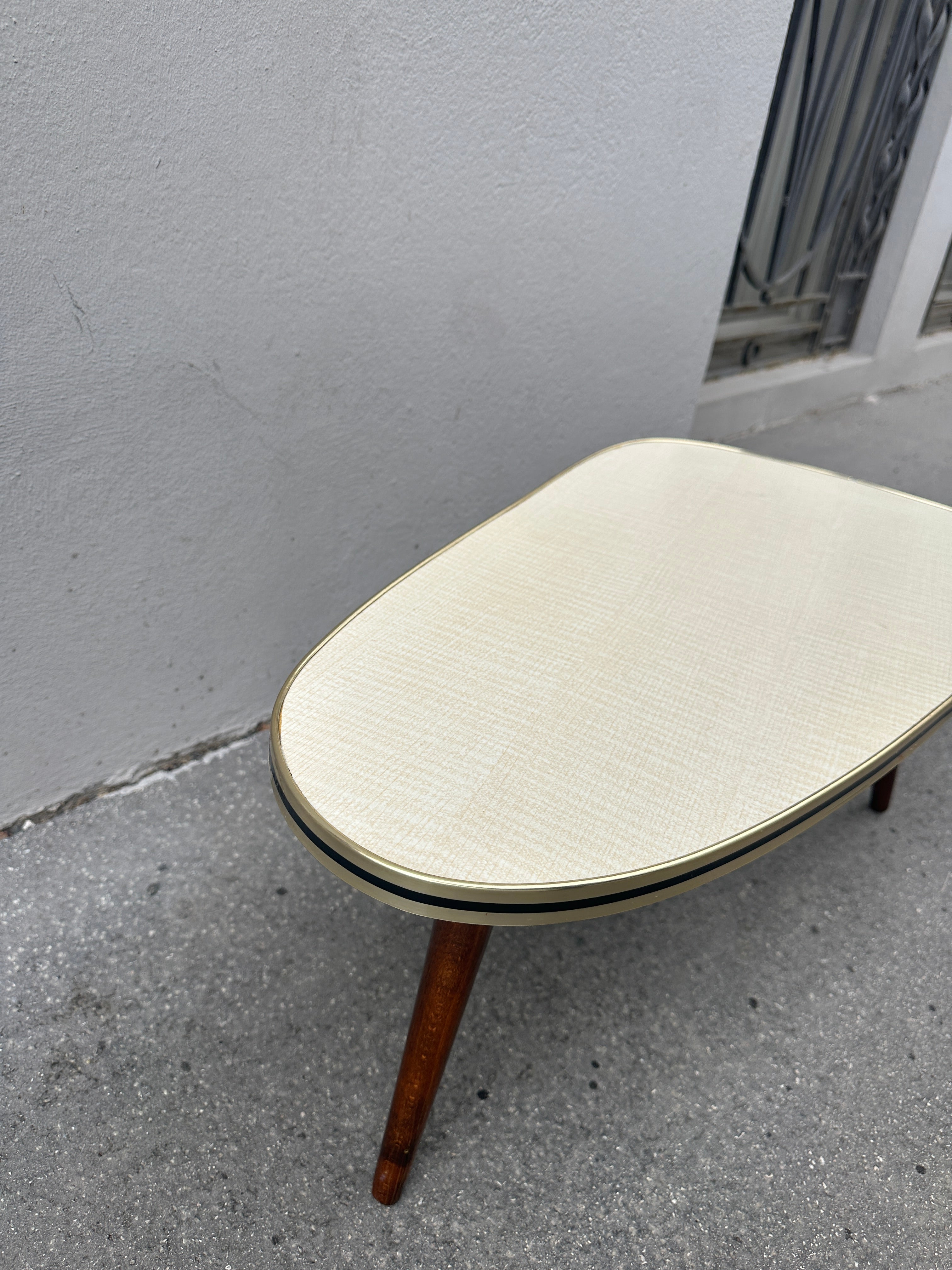 Klassischer Mid Century Nierentisch mit Messingkante um 1950