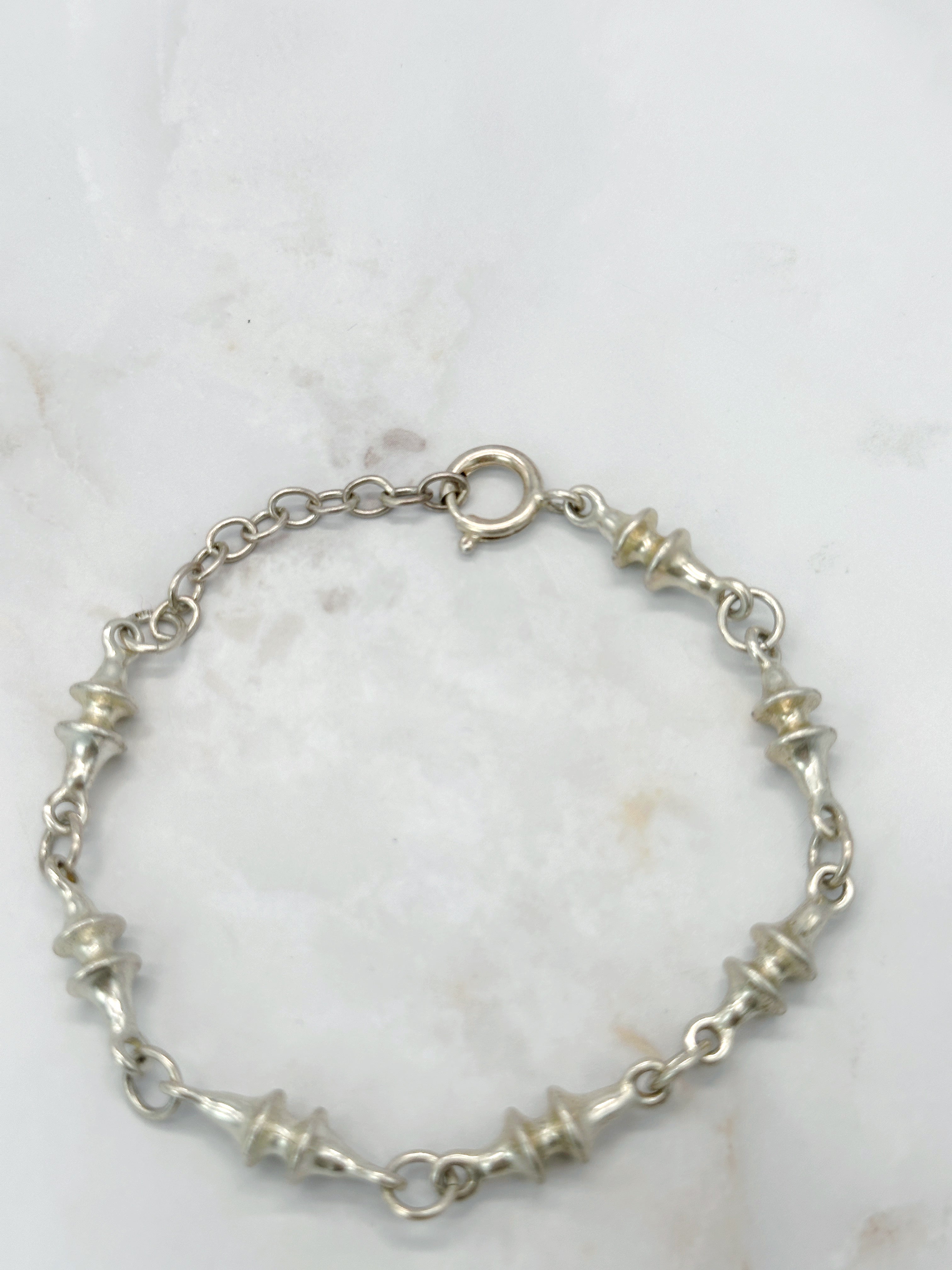 Silberfarbenes Armband mit trensenartigen Elementen