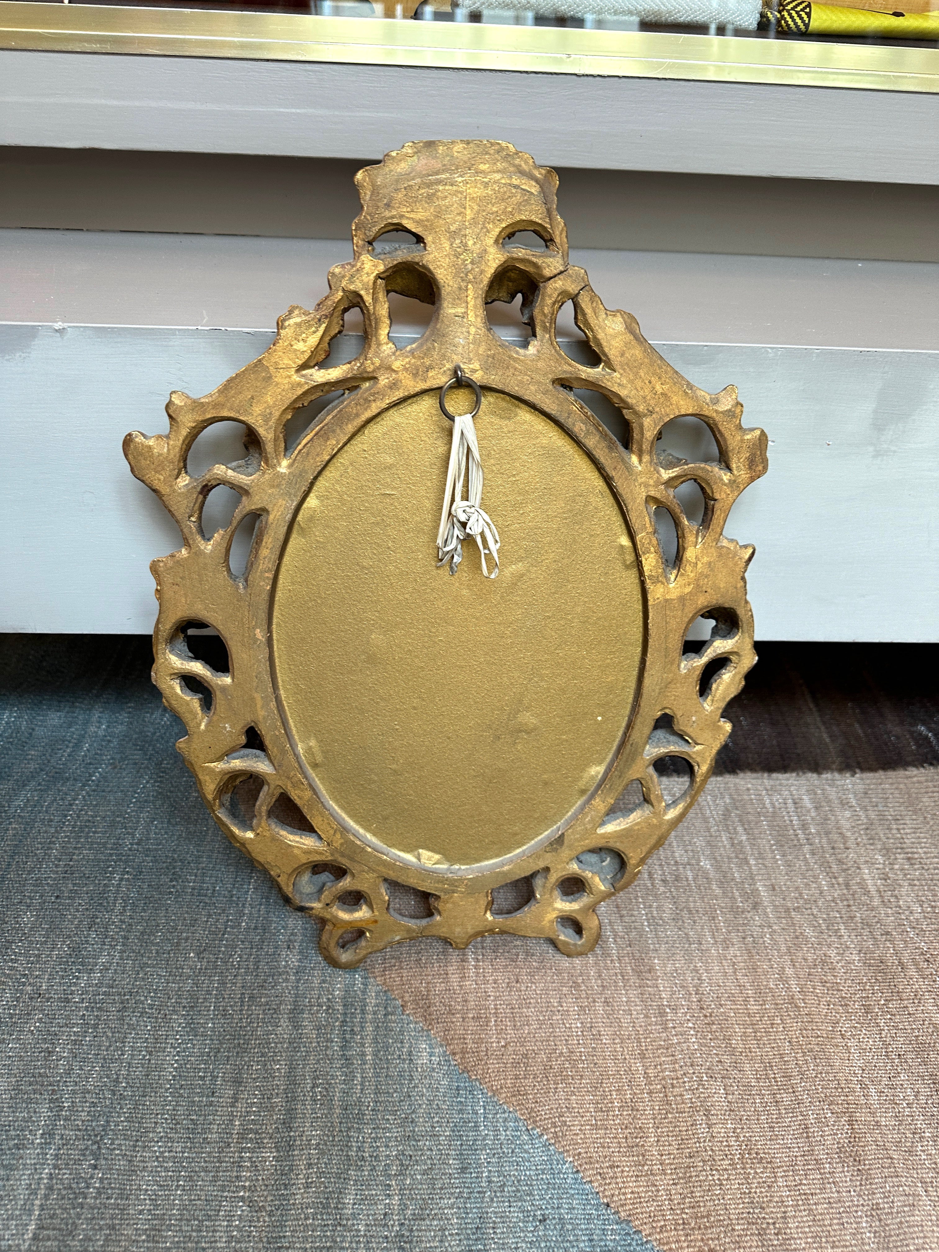 Ovaler goldener Wandspiegel