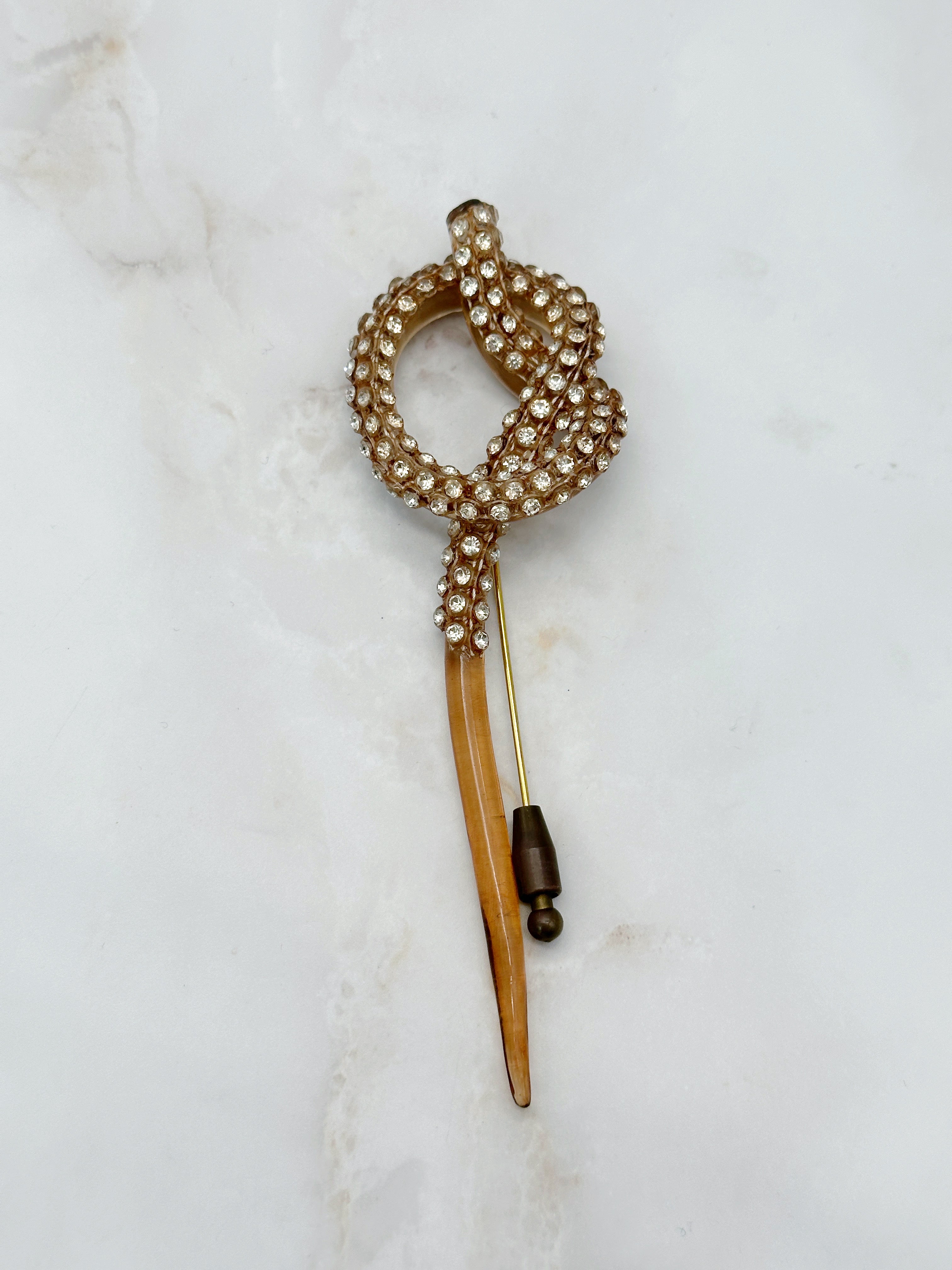 Vintage Hutnadel Brosche Lucite Strass Knotenmotiv