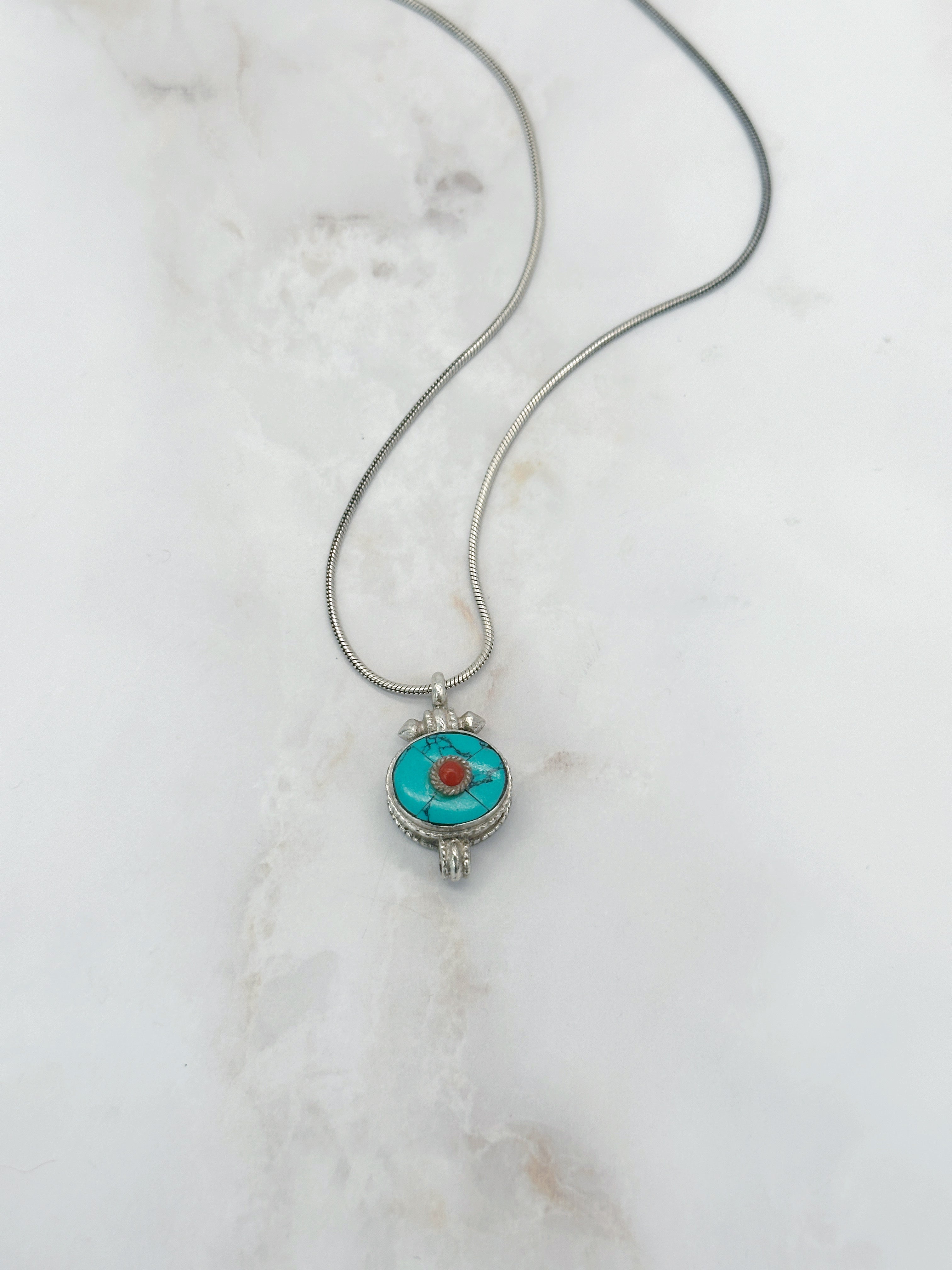 Vintage Silberne Schlangenkette mit Türkis-Anhänger im Ethno-Stil