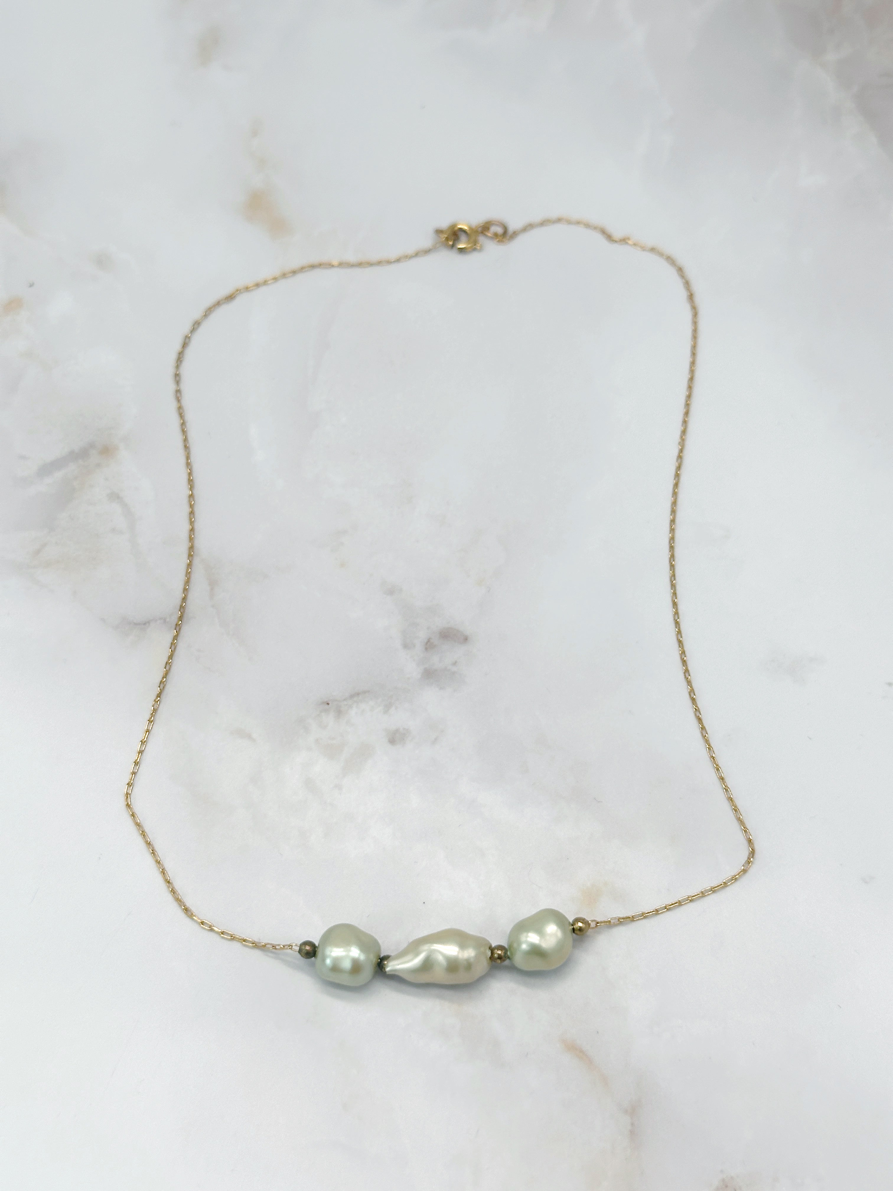 Elegante Vintage Halskette mit drei Barock-Kunstperlen