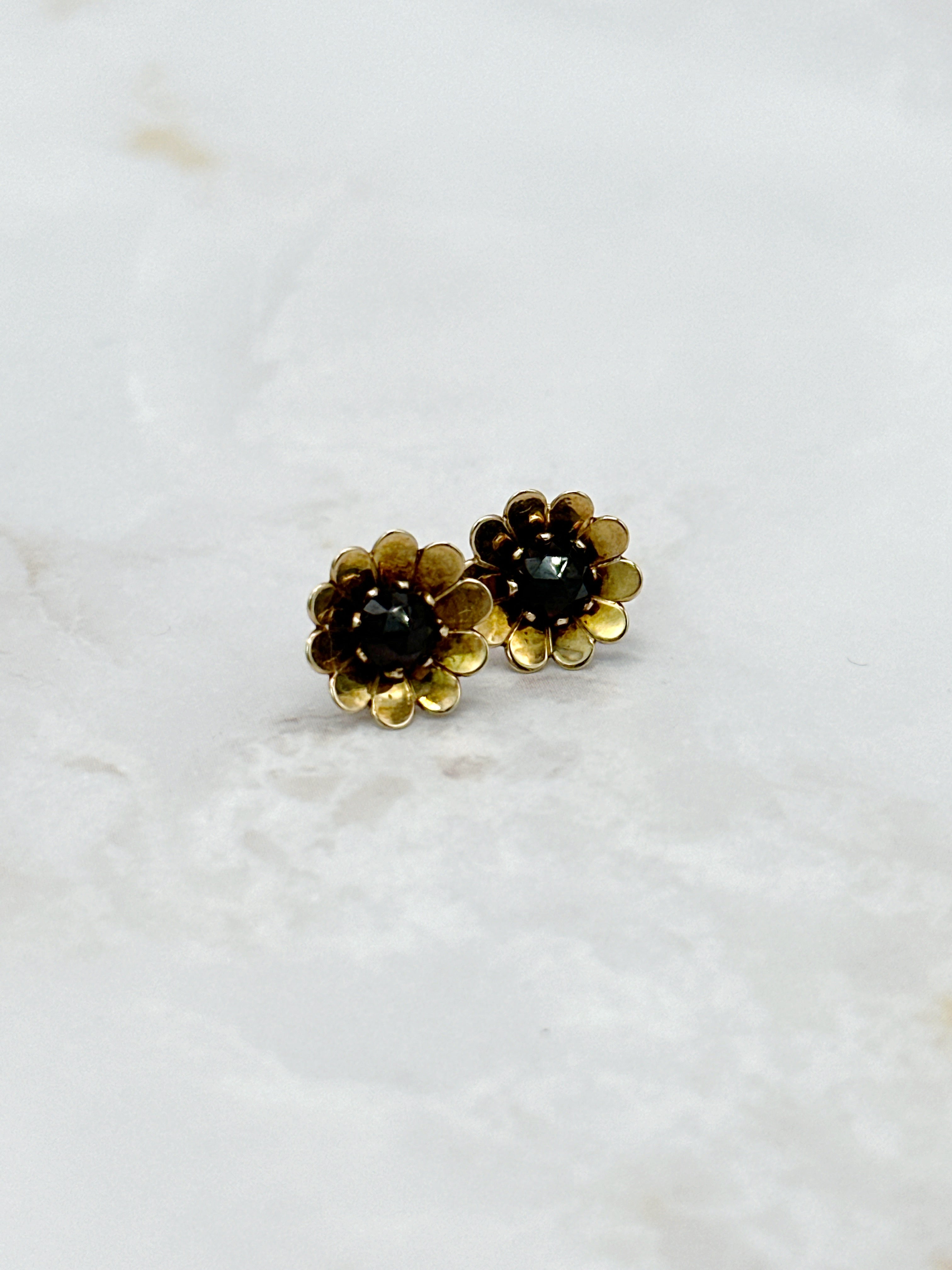 Gold Ohrstecker Blumenform mit Granat