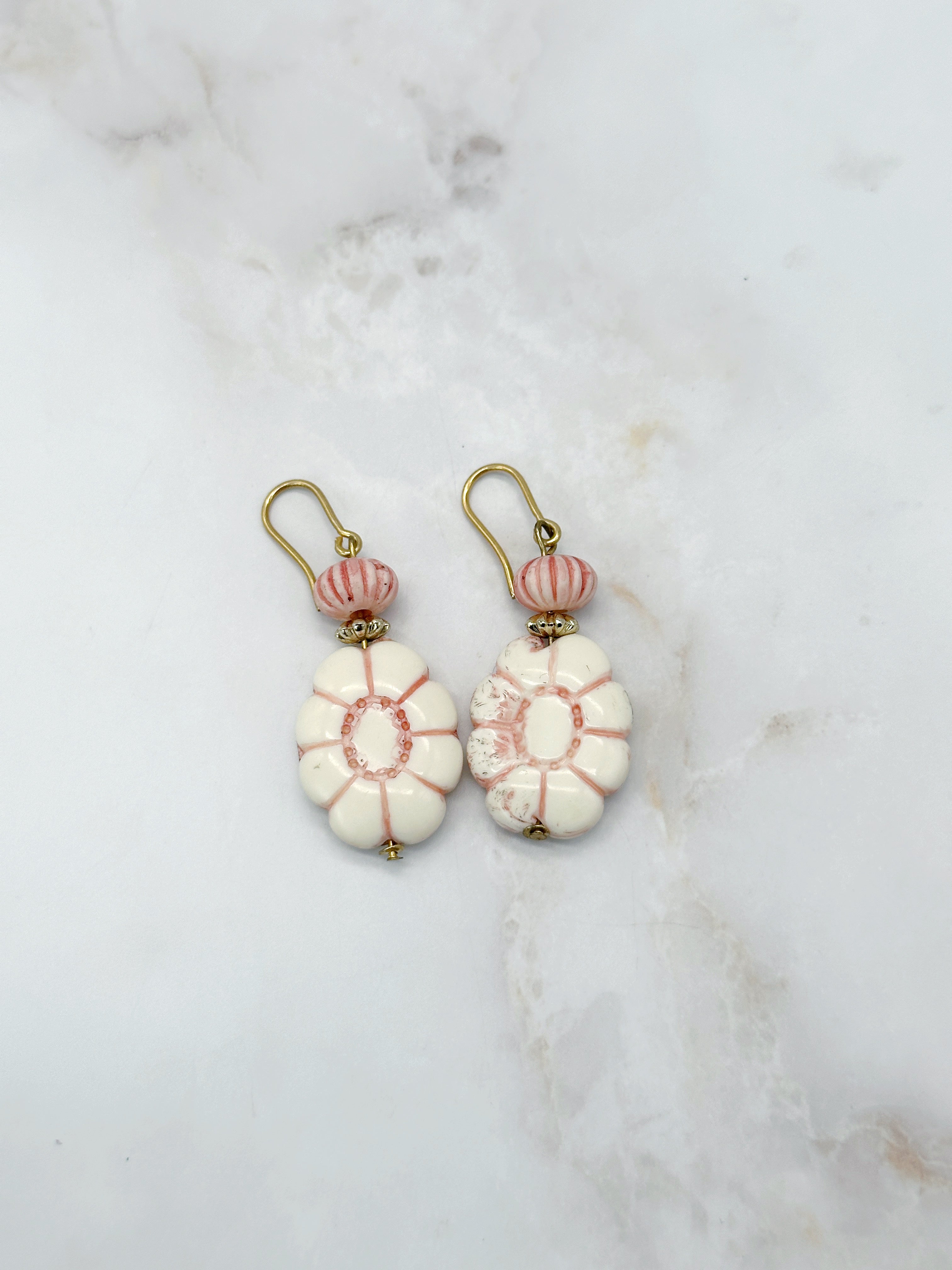 Vintage Ohrgehänge mit Blumenanhänger in Rosa oder Grün