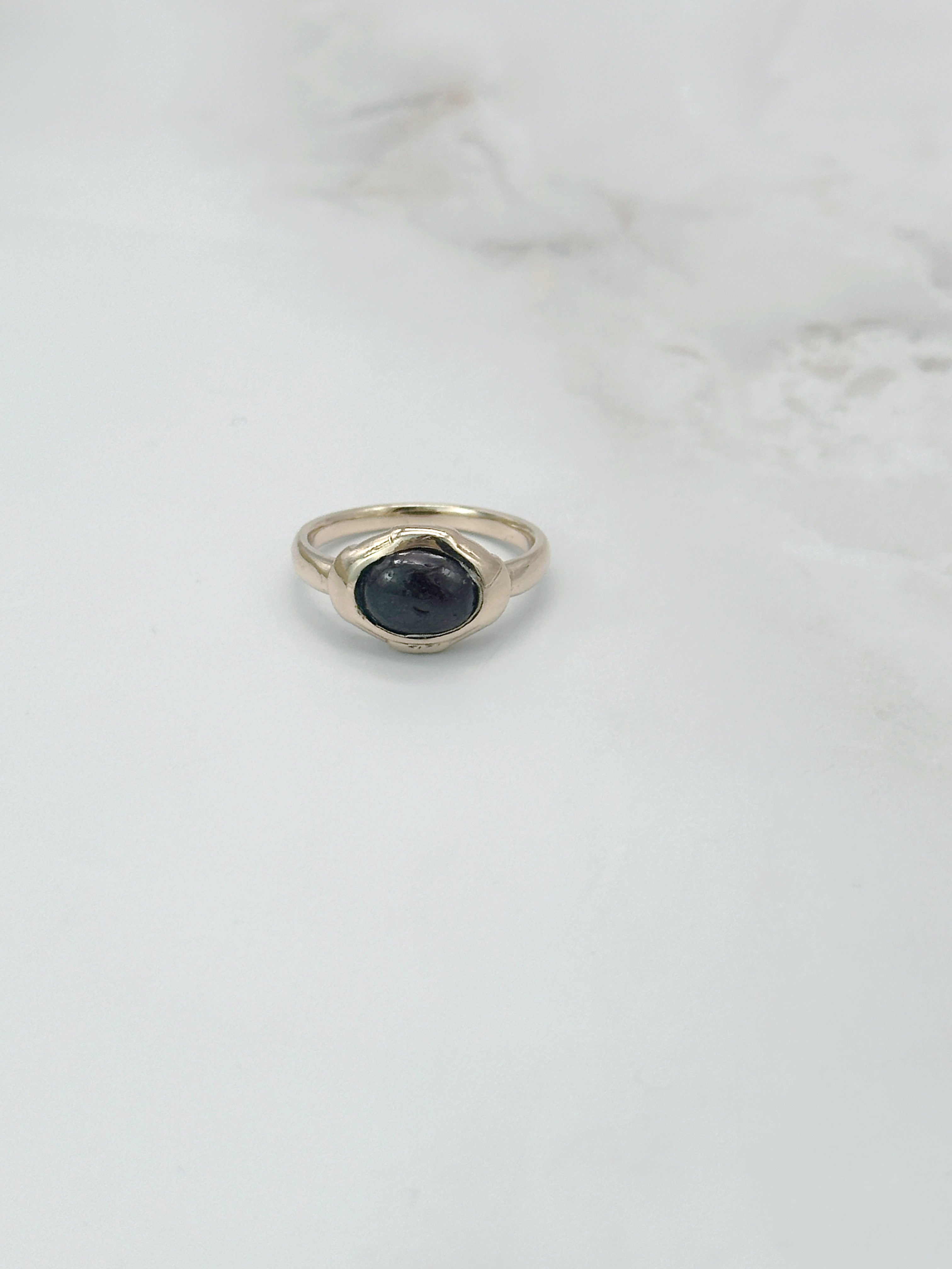 Antiker Ring in 585 Gelbgold mit Granatcabochon