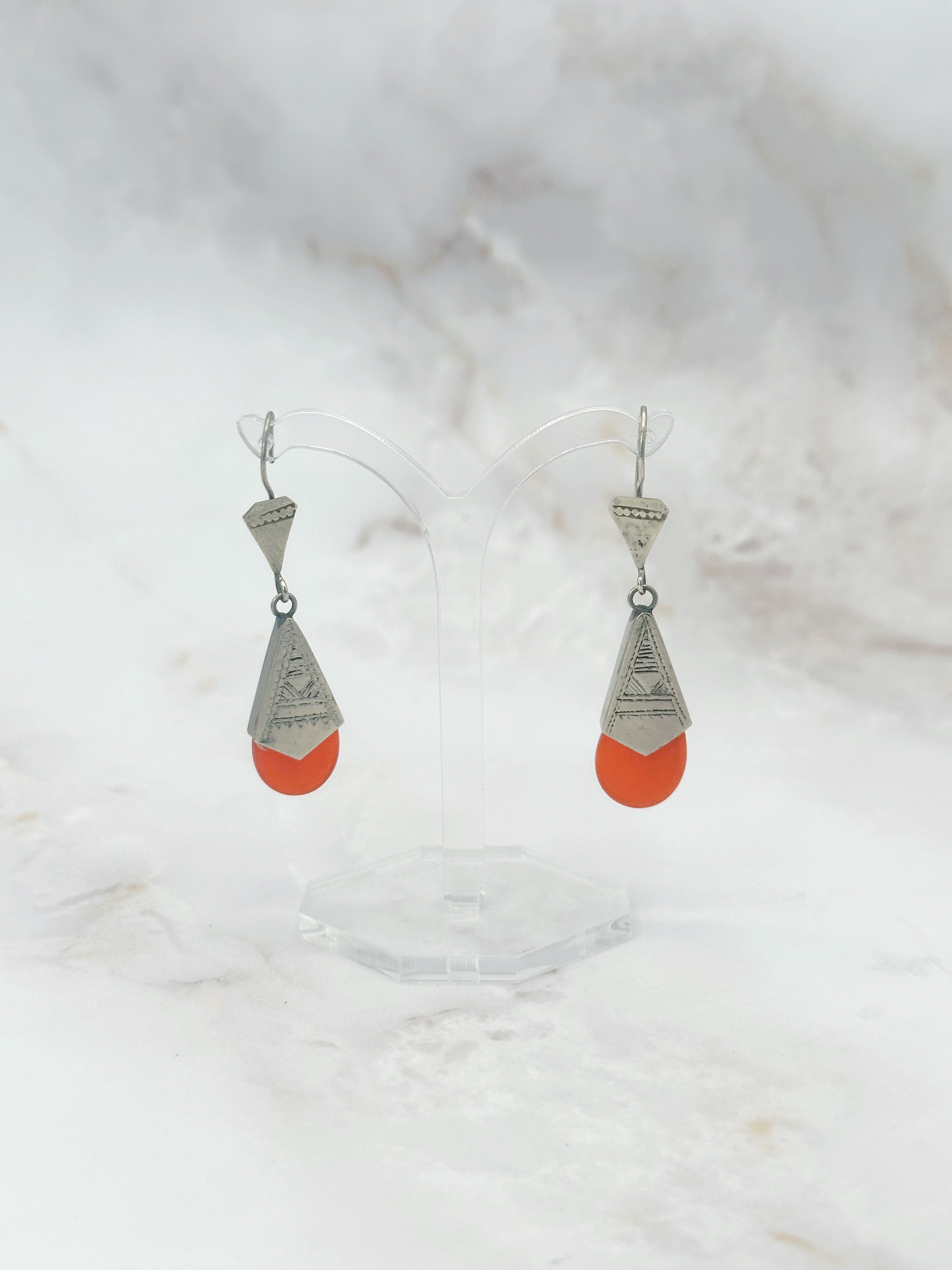 Ohrgehänge mit orangem Resin und versilbertem Metall