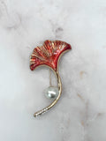 Vintage-Ginkgoblatt-Brosche in Orange und Rot mit Imitationsperle