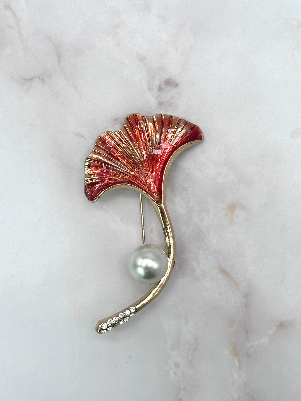 Vintage-Ginkgoblatt-Brosche in Orange und Rot mit Imitationsperle