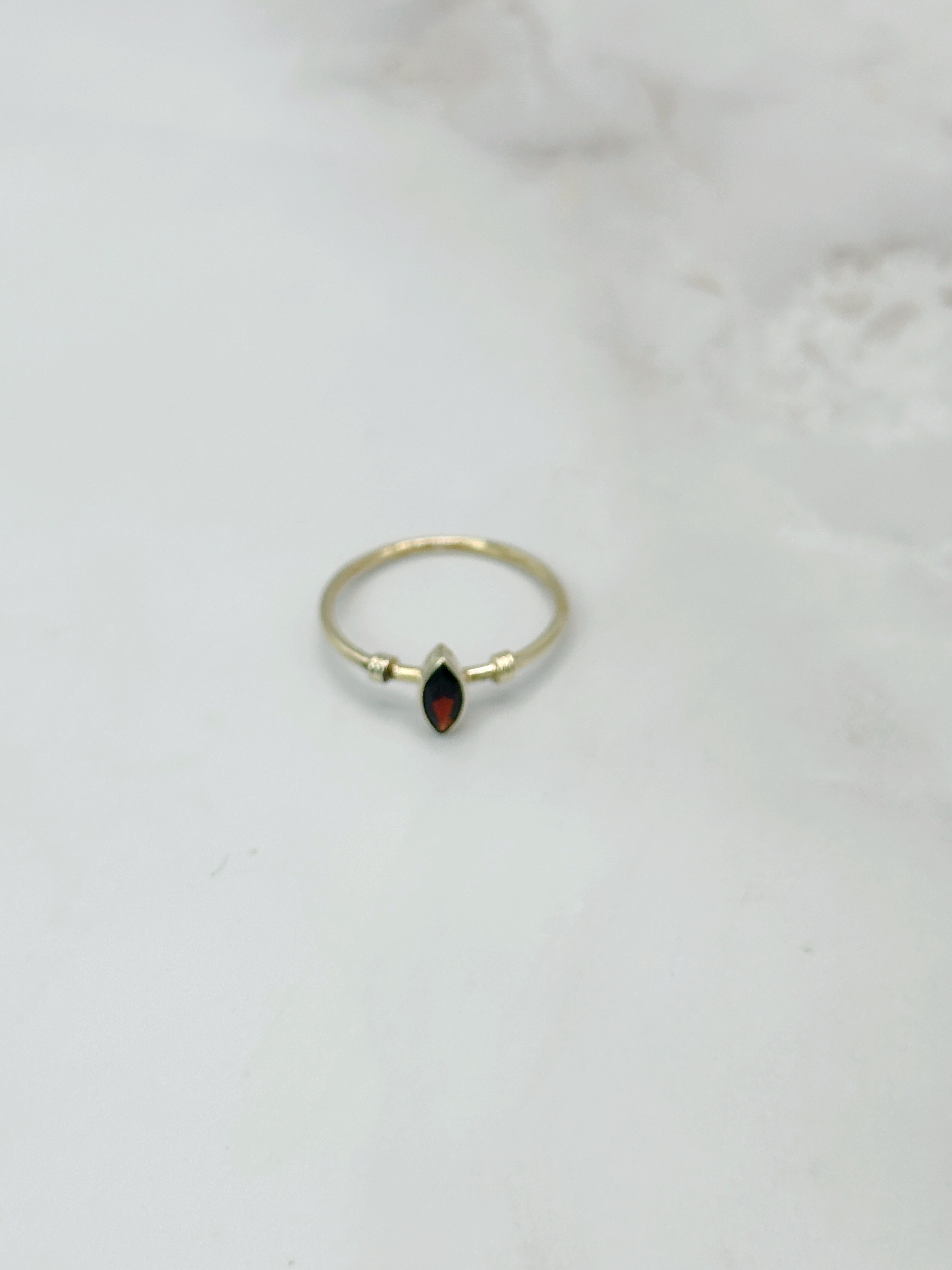 Eleganter Vintage Goldring mit Granat im Navetteschliff