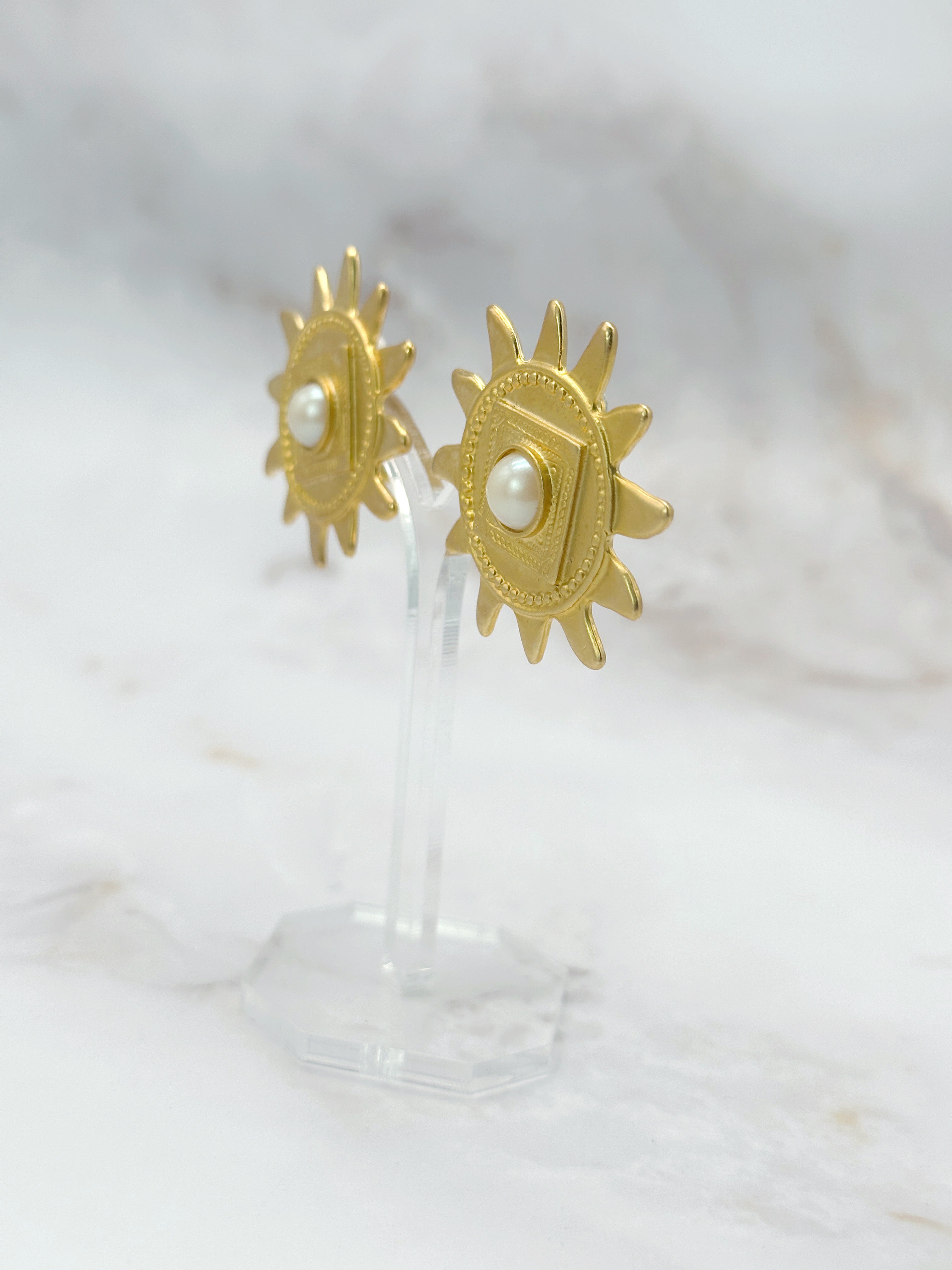 Matte vergoldete Vintage Sonnen-Ohrclips mit Kunstperle