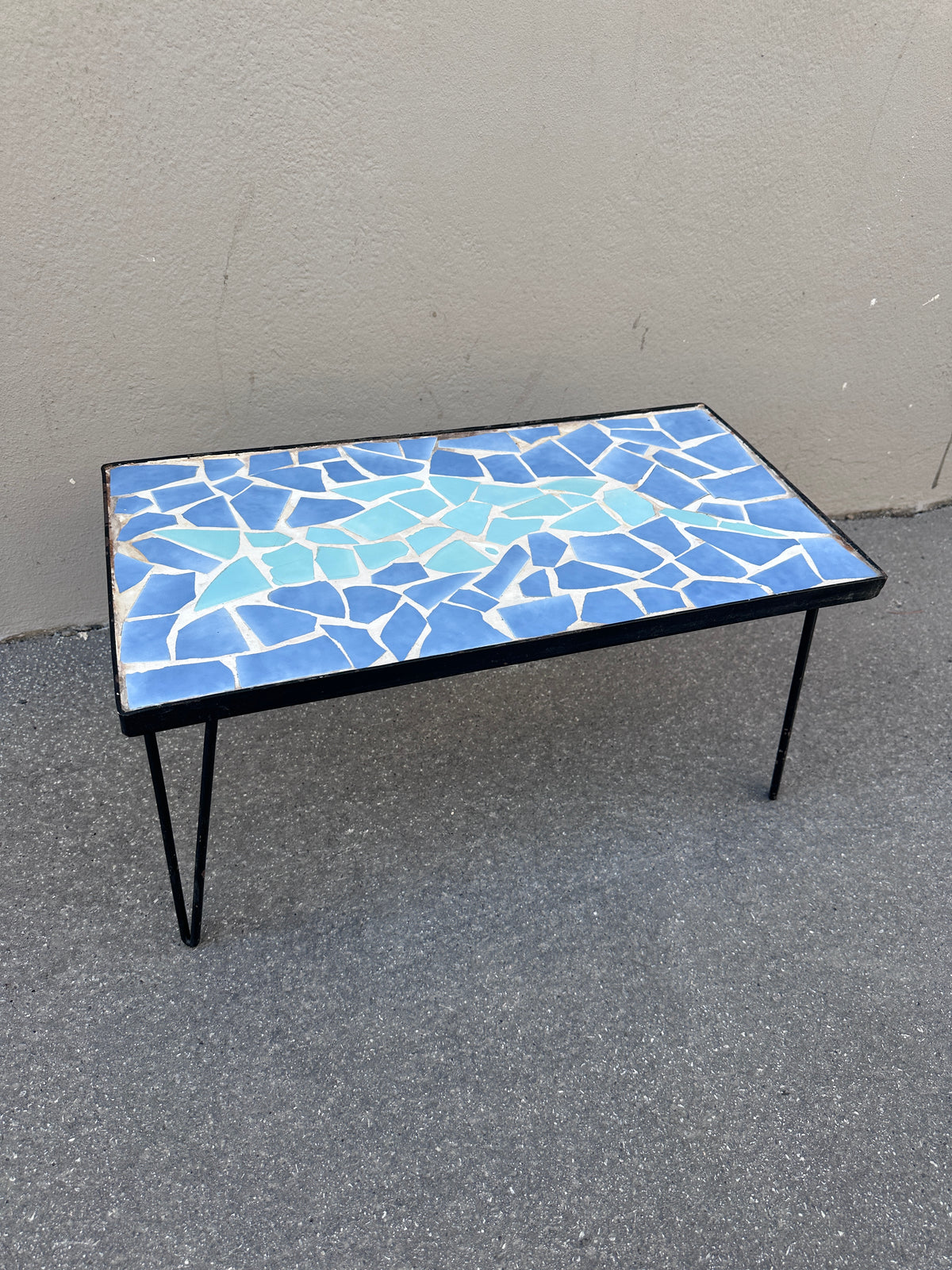 Vintage Mosaiktisch mit blauer Platte und schwarzen Haarnadelbeinen um 1970