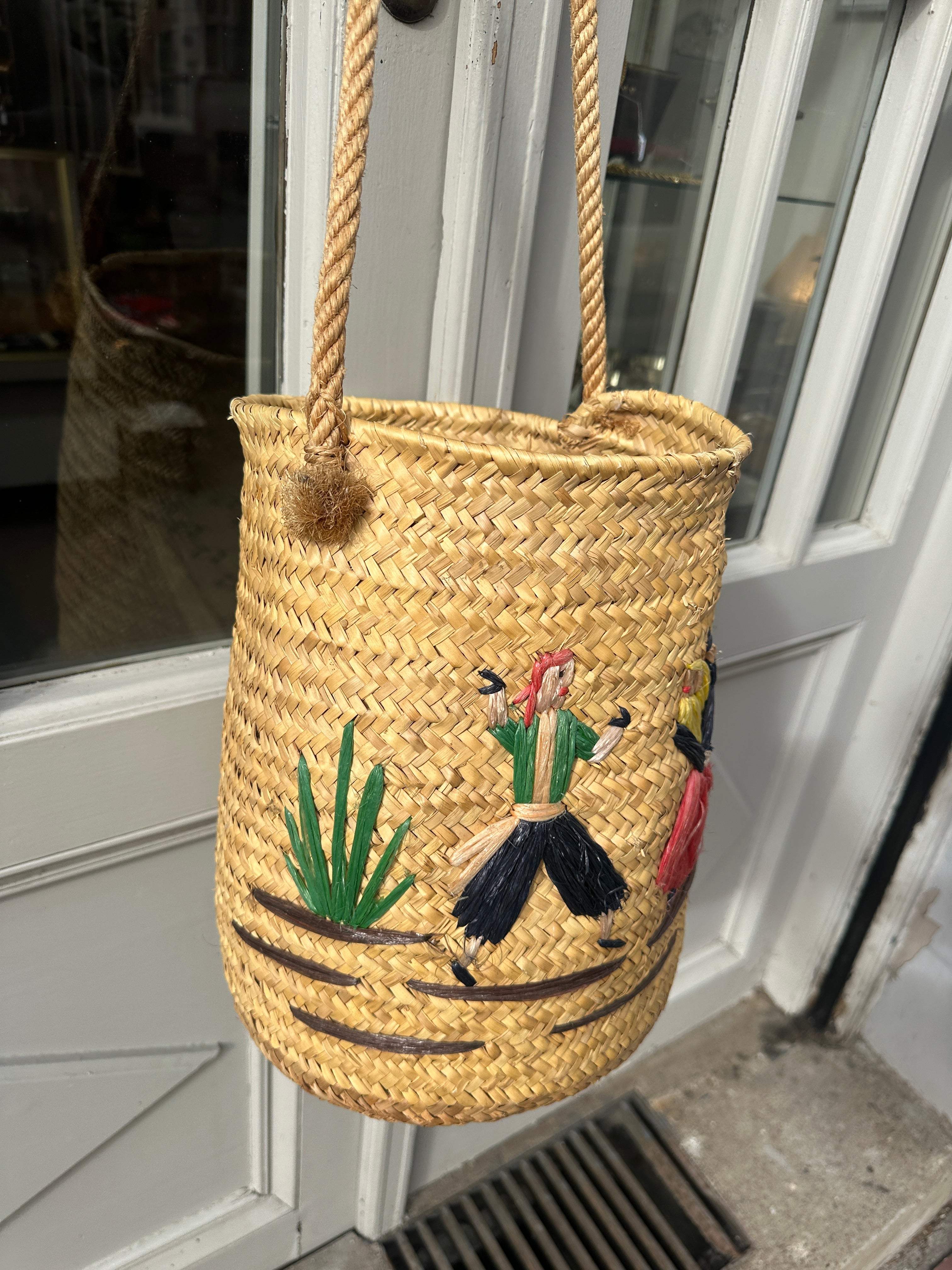 Ausgefallene Vintage Deko-Korbtasche mit tanzenden Figuren