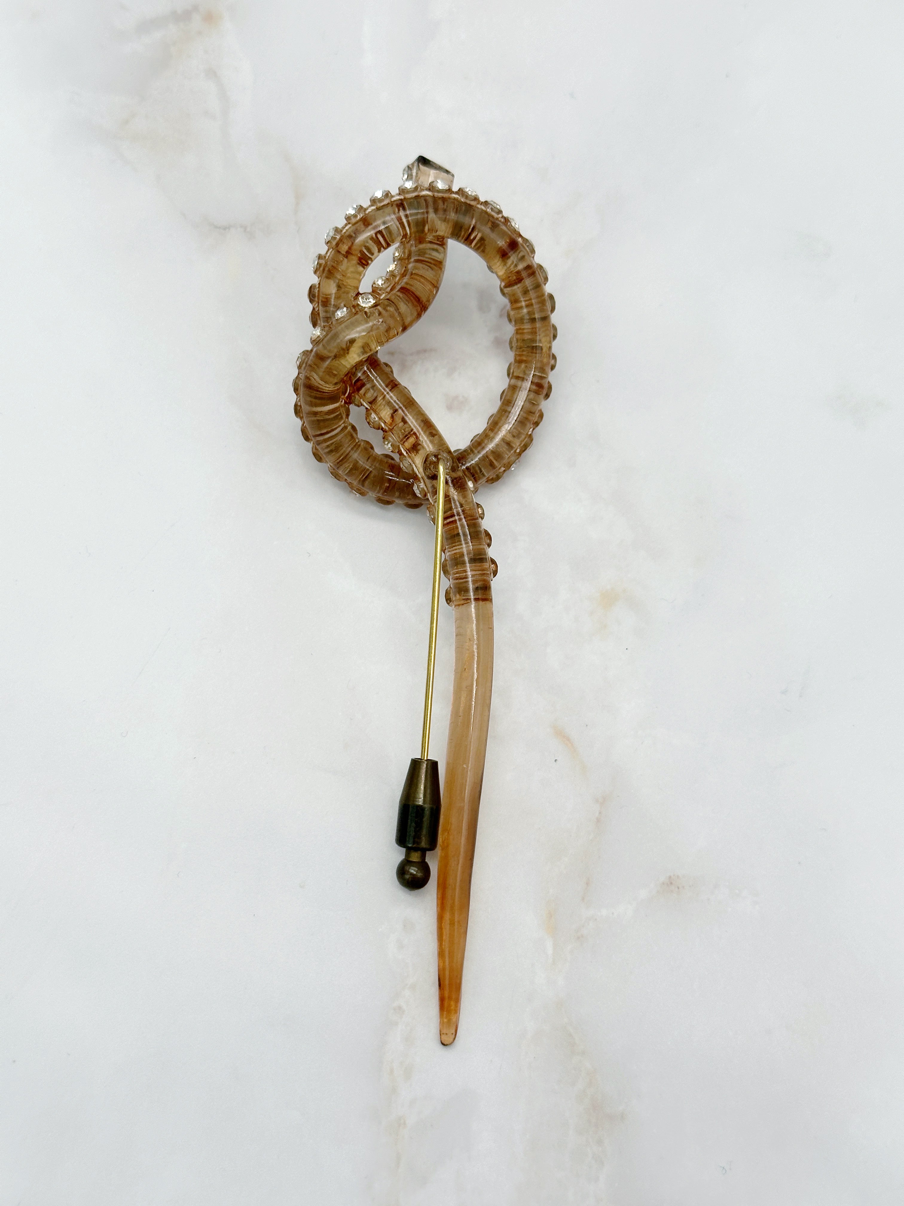 Vintage Hutnadel Brosche Lucite Strass Knotenmotiv