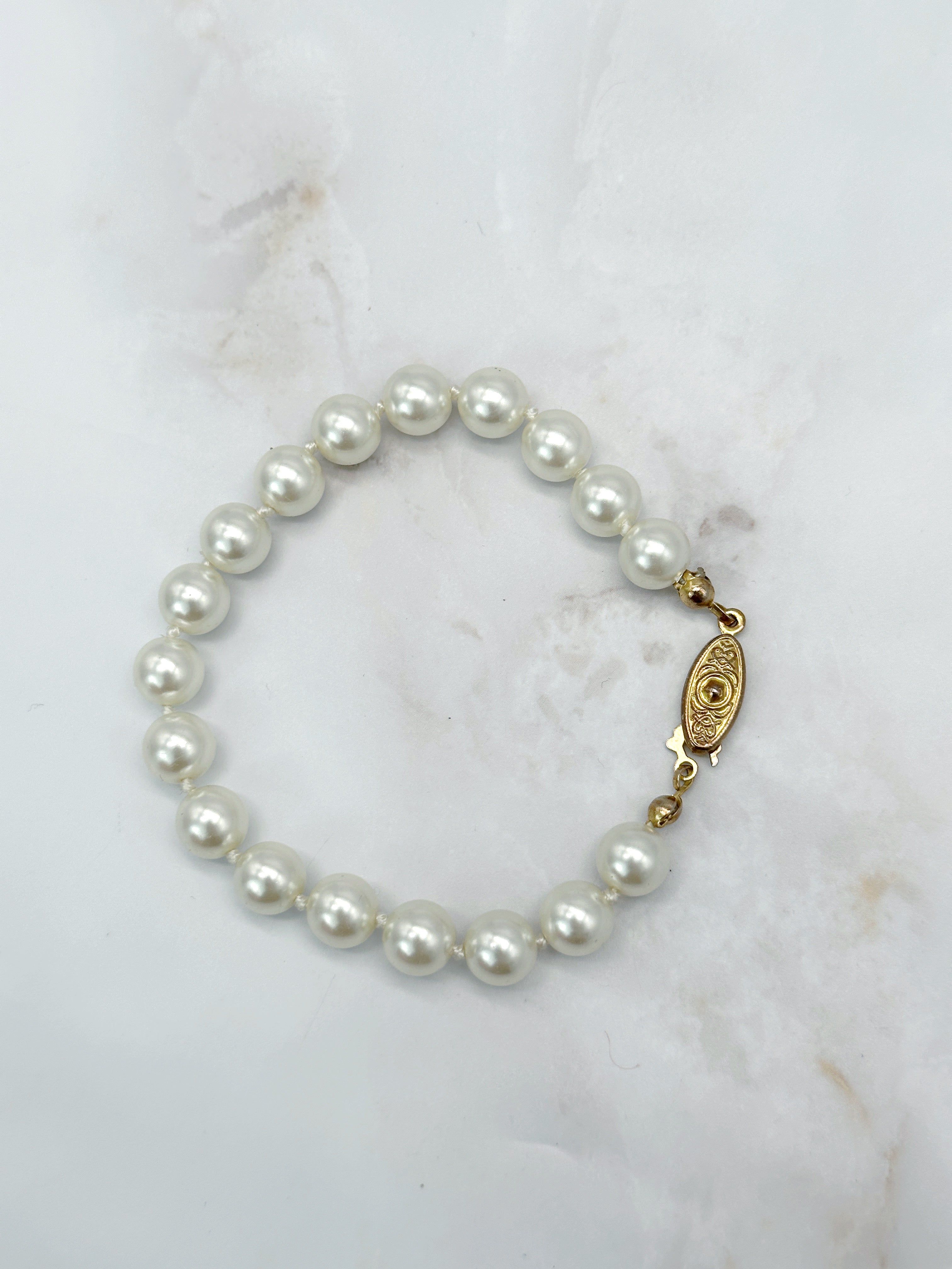 Vintage Armband mit klassischen Kunstperlen und nostalgischem Verschluss