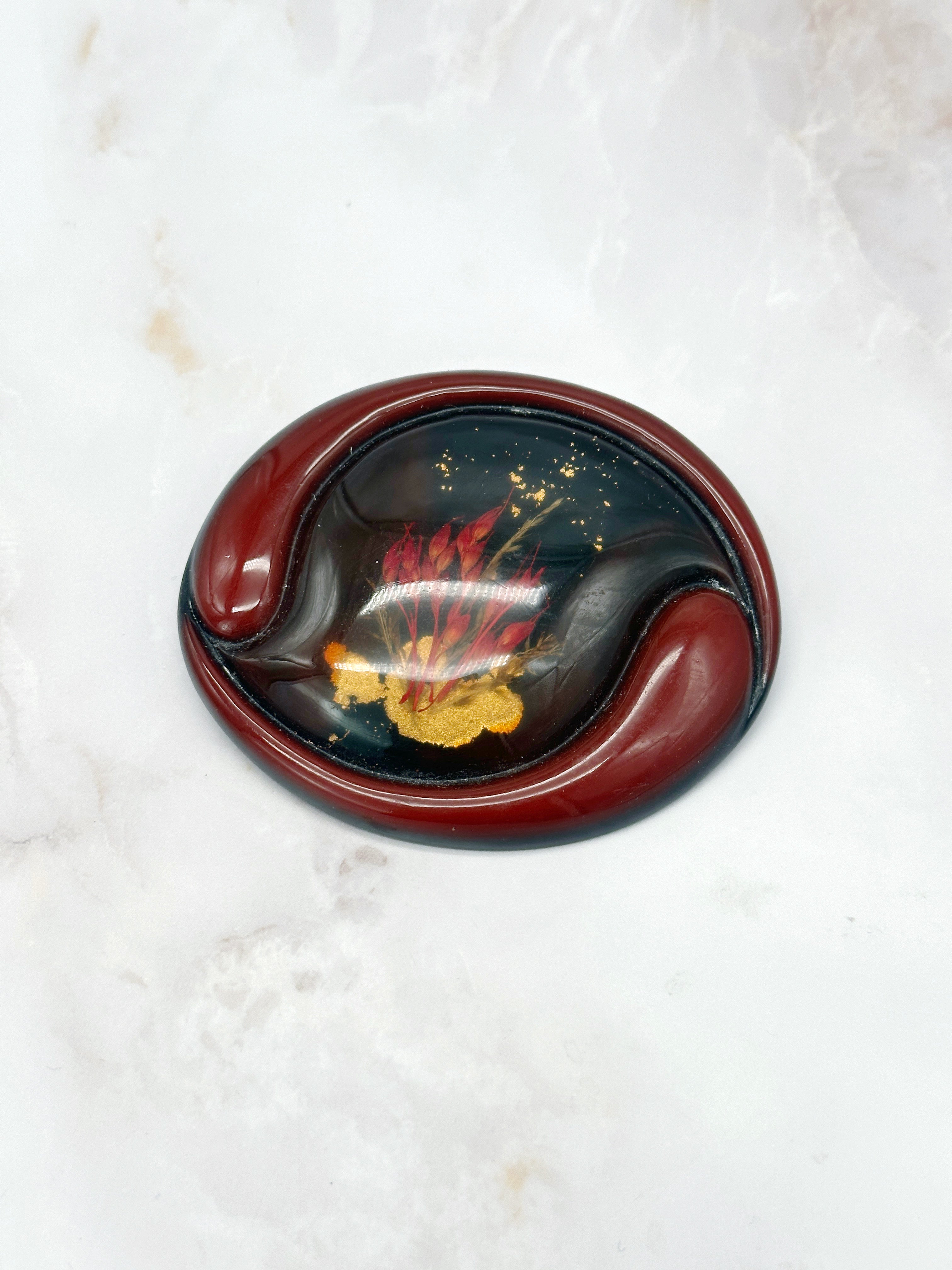 Große Vintage Brosche mit Hinterglasmalerei, Blumenmotiv und Blattgold