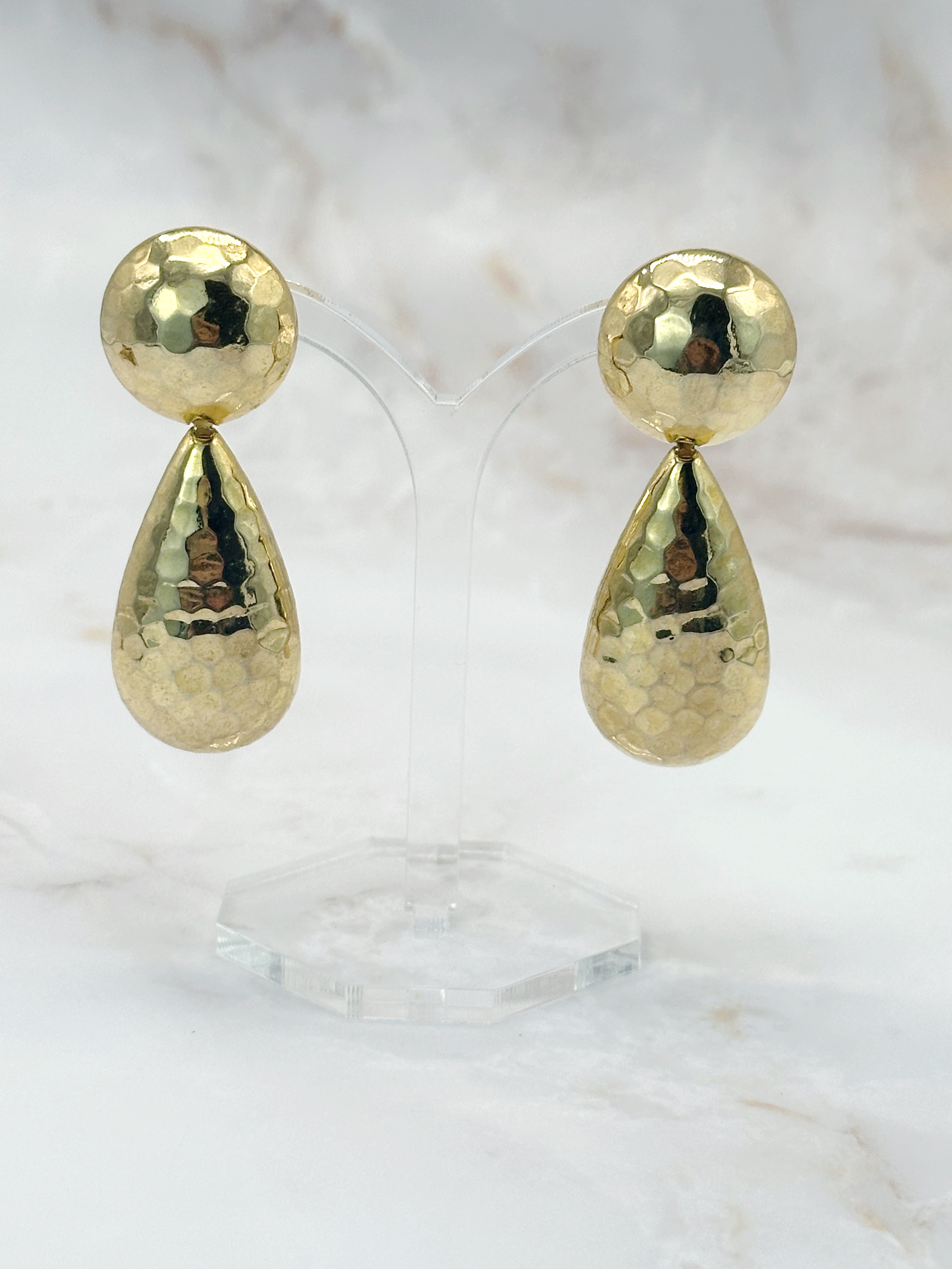 Lange Ohrhänger Tropfen aus gehämmertem Gold