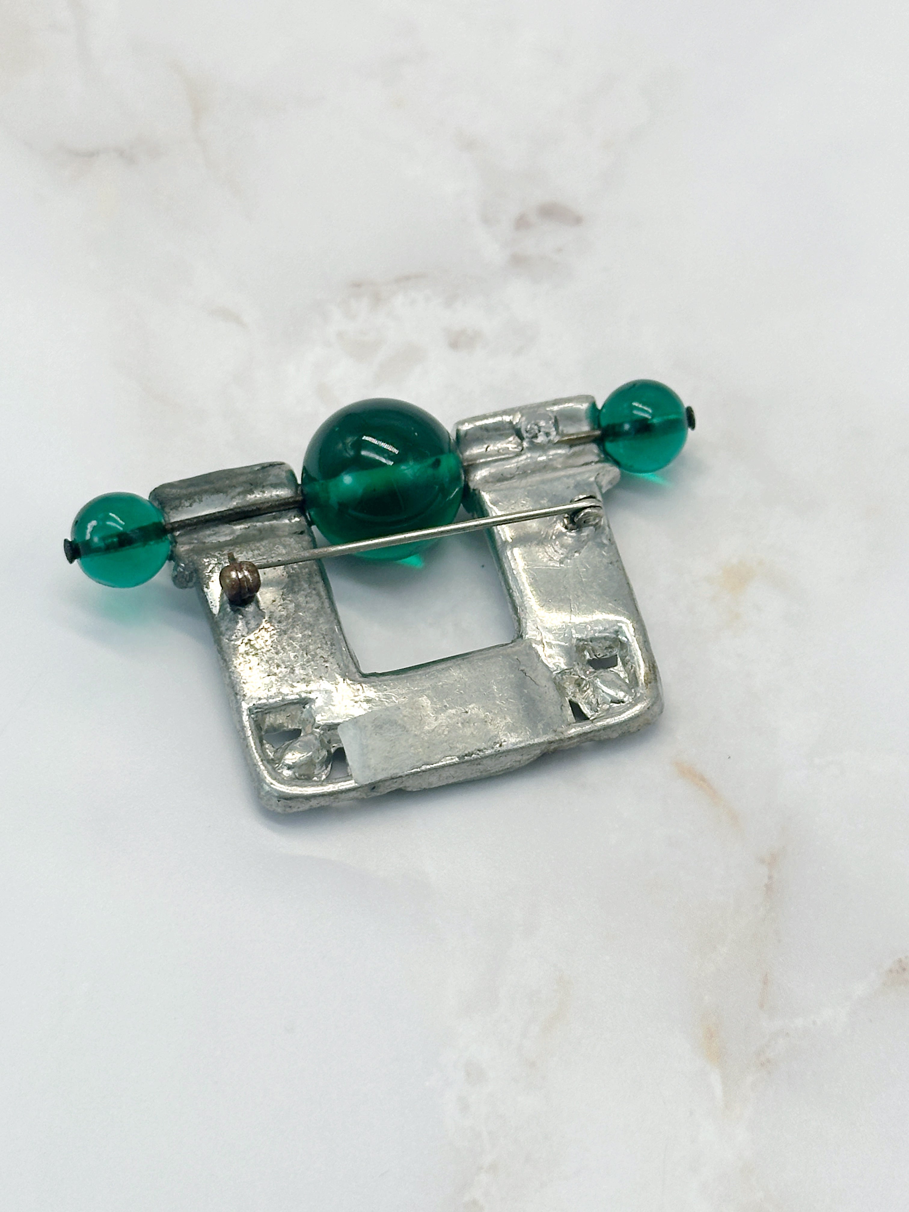 Geometrische Art Déco Brosche mit grünen Akzenten