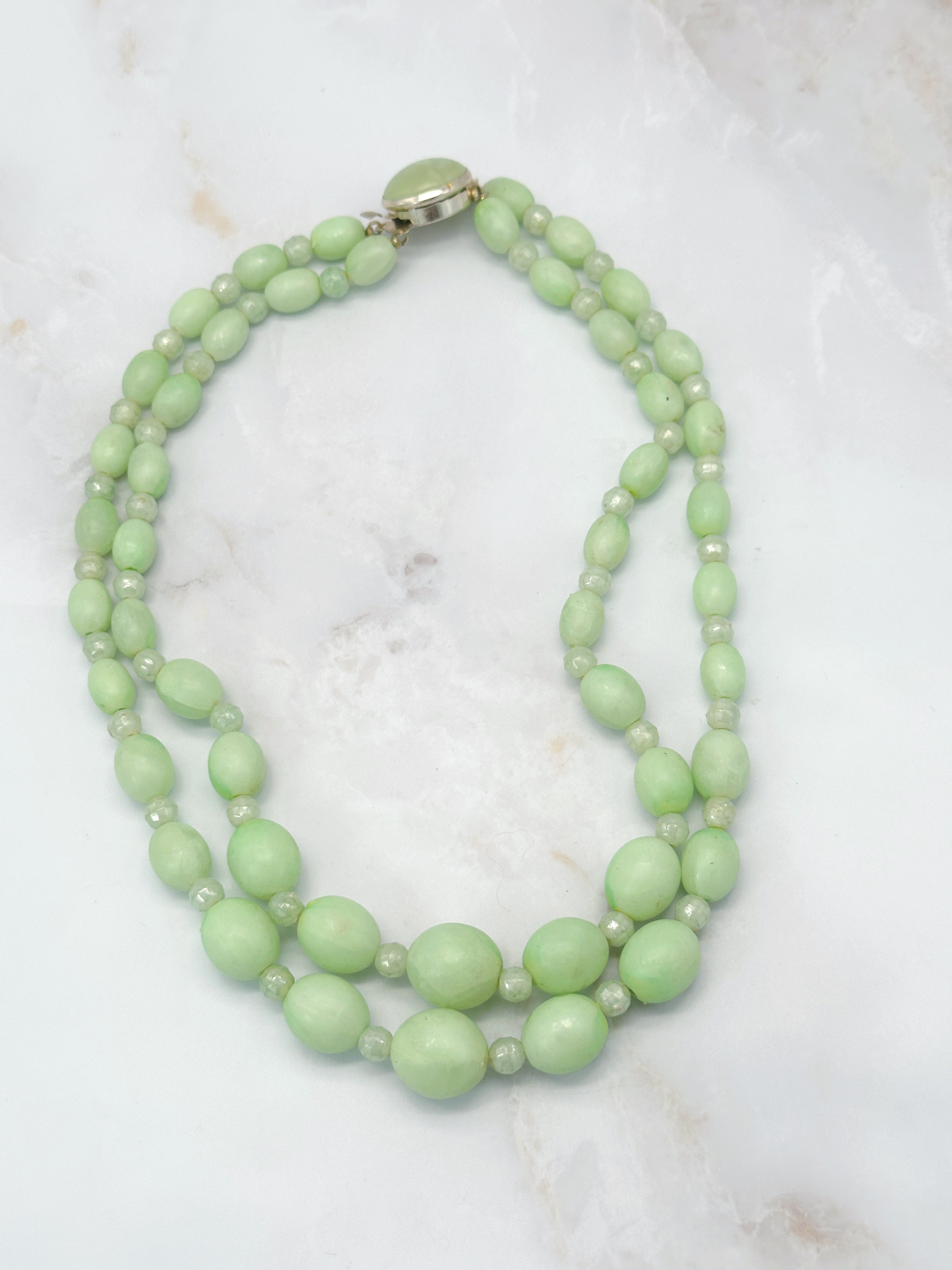 Zweireihige Vintage Halskette mit hellgrünen Kunstperlen im Verlauf um 1950