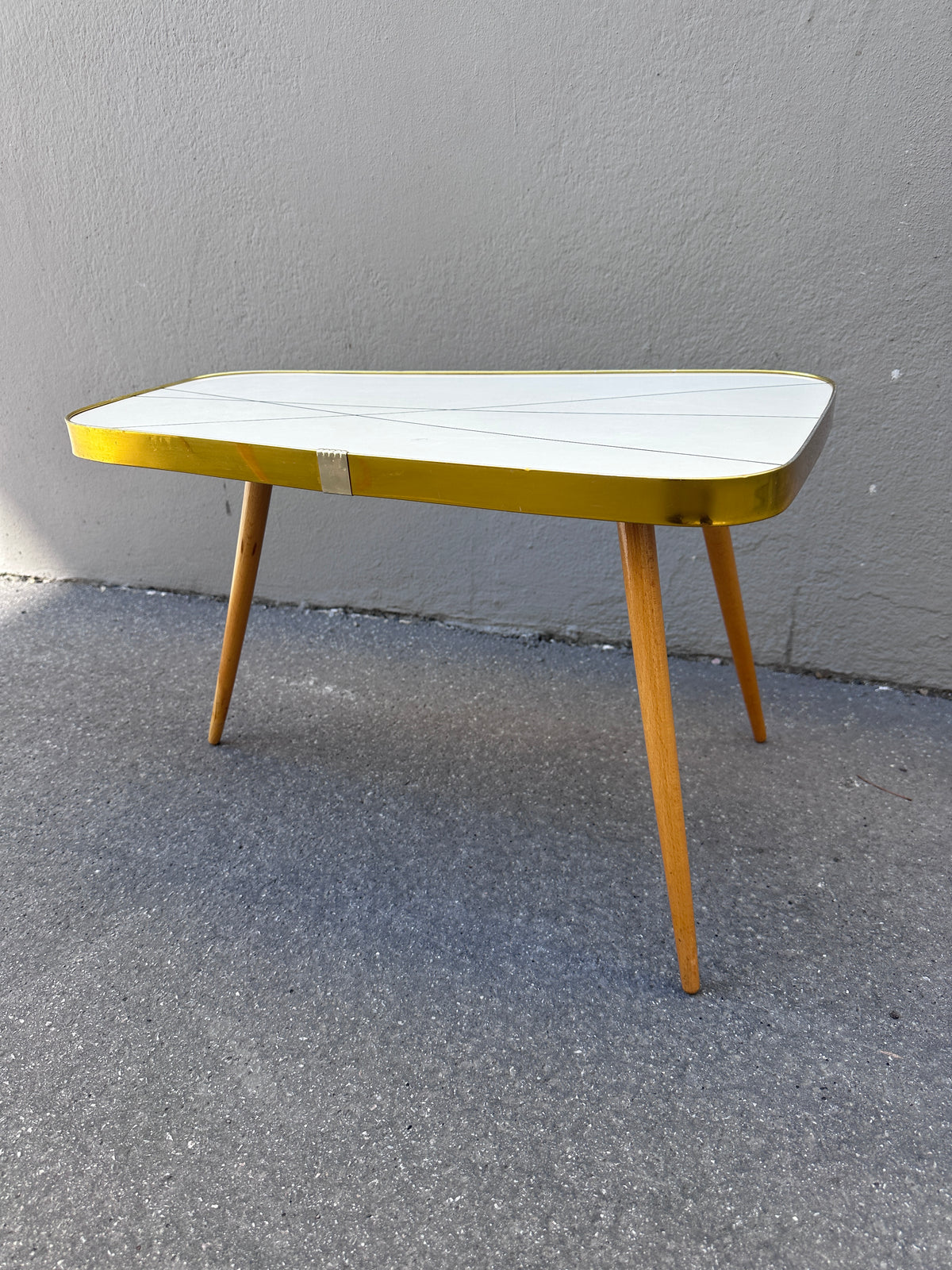 Mid-Century Hocker mit schwarz-weißer Resopalplatte